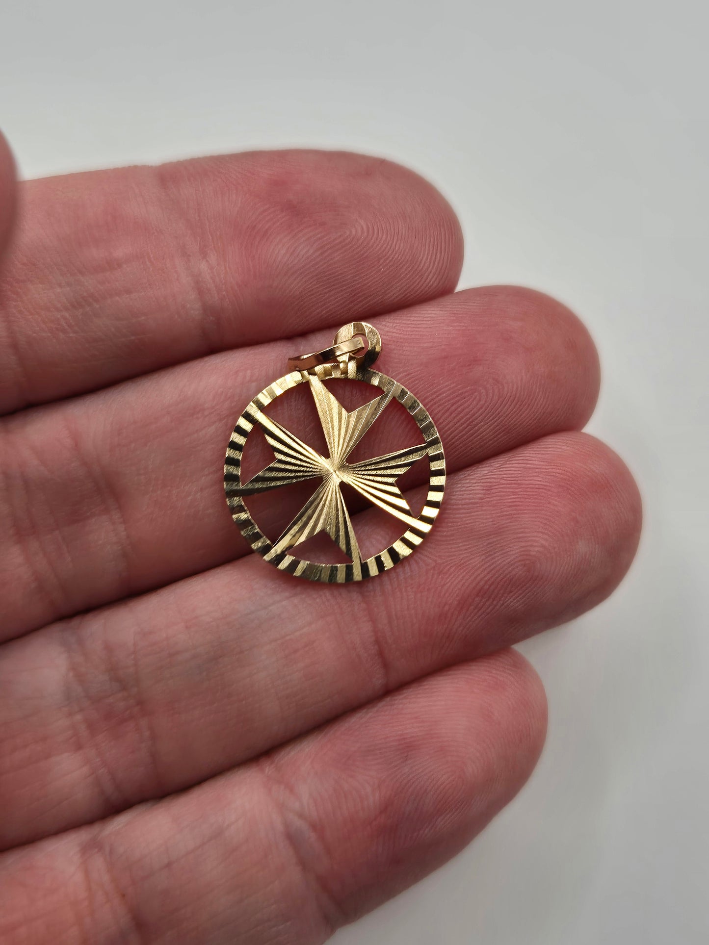 9ct gold maltese cross pendant