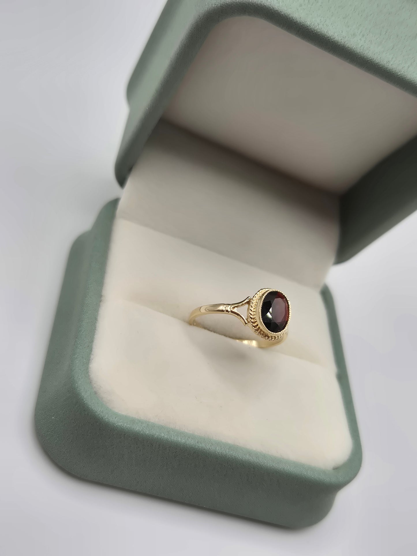 9ct gold garnet ring