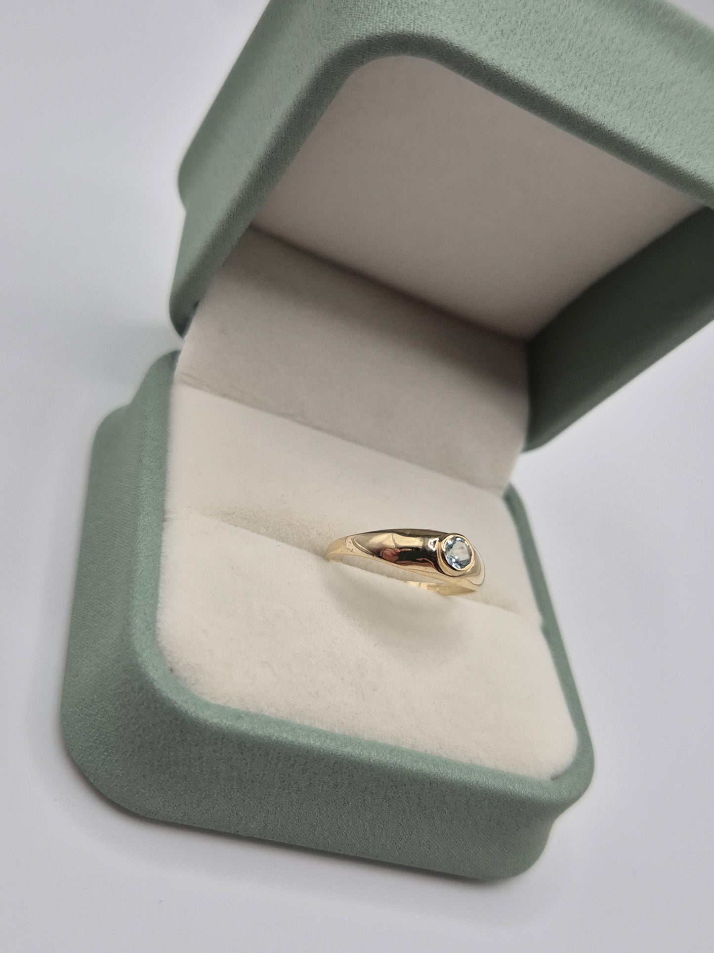 9ct gold topaz gypsy ring