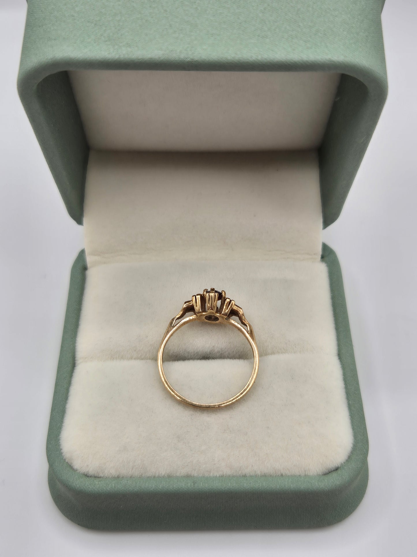 9ct gold garnet ring