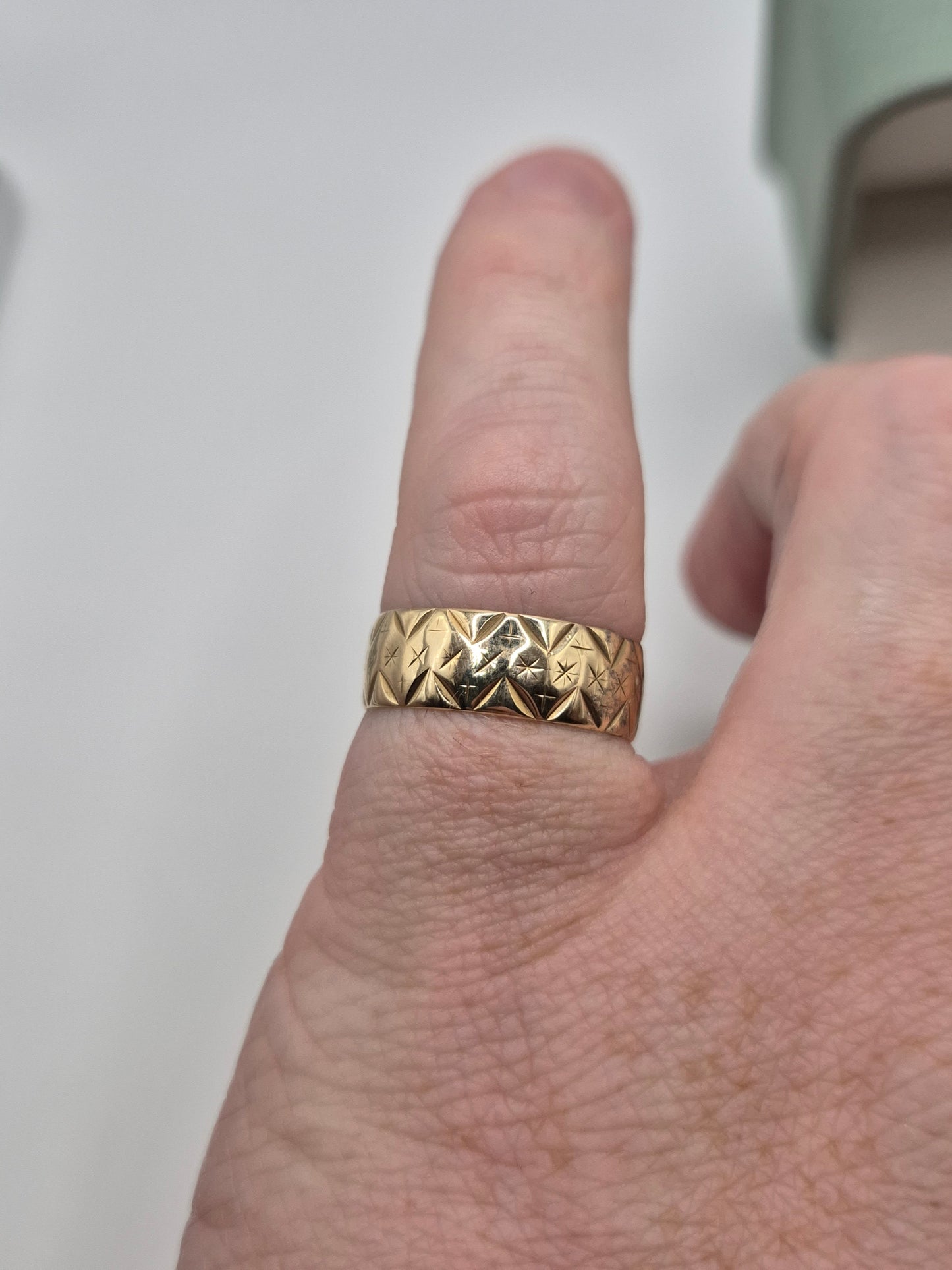 9ct gold patterned band ring