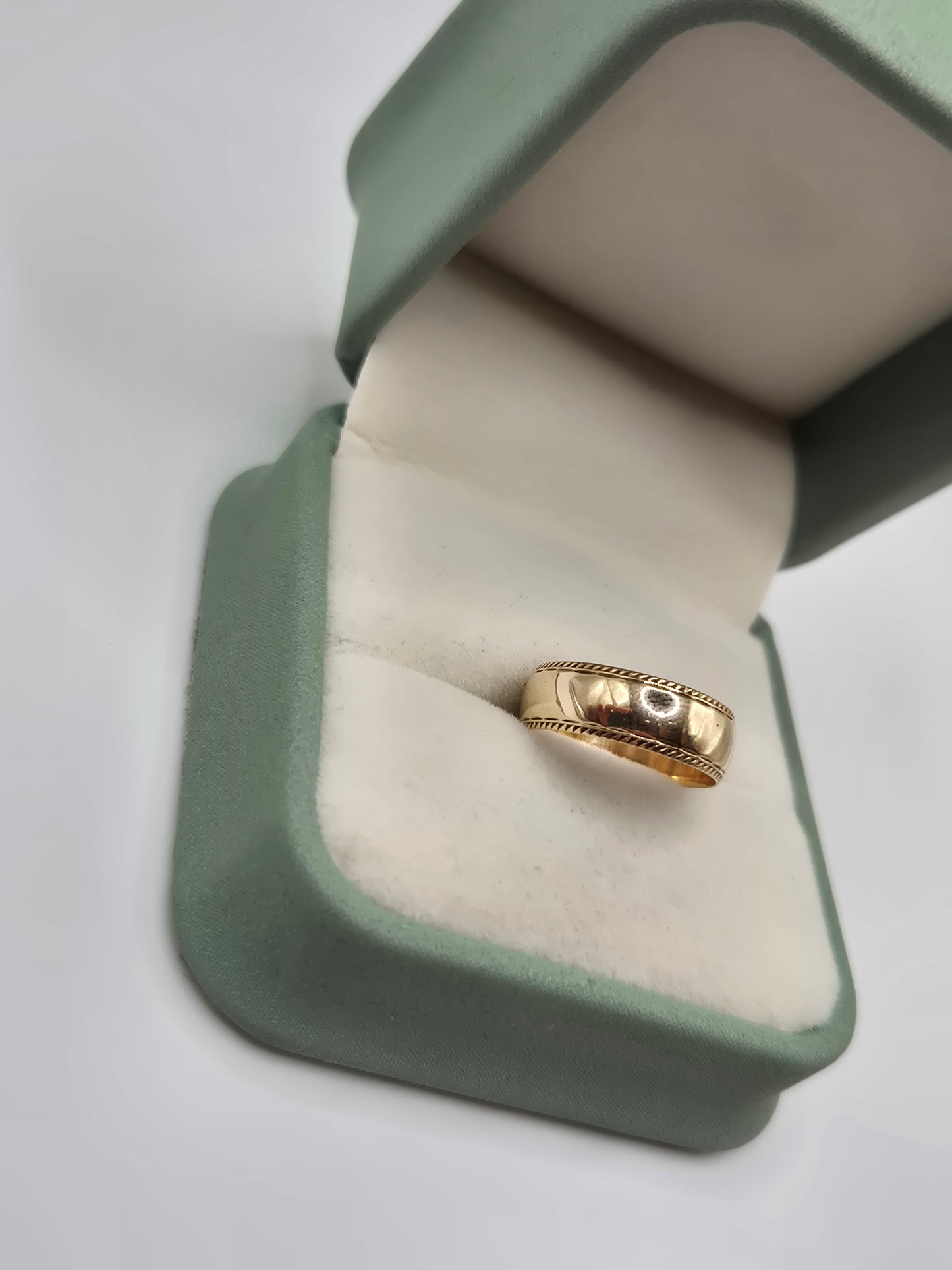 9ct gold garnet ring