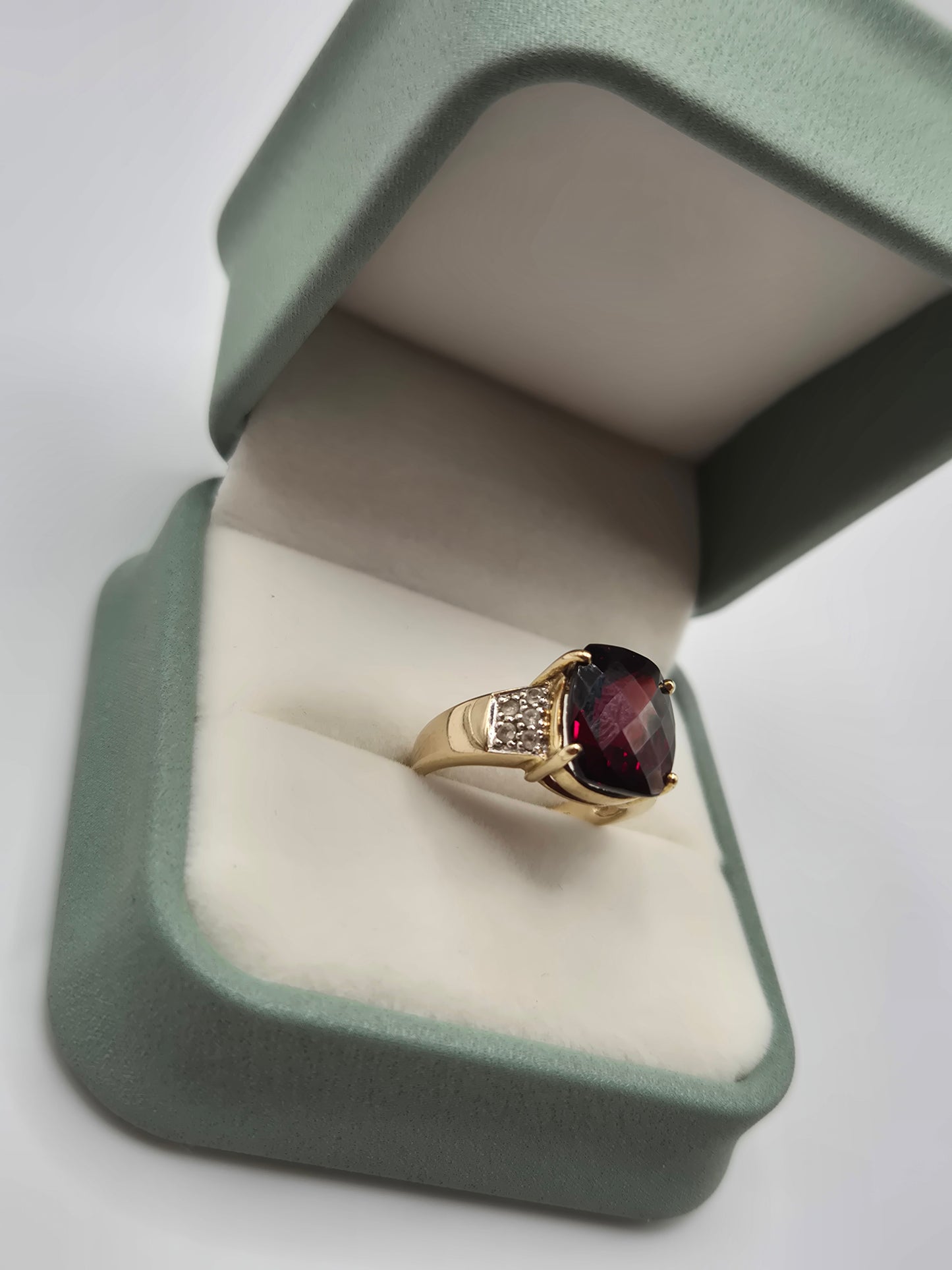 9ct gold garnet and diamond ring