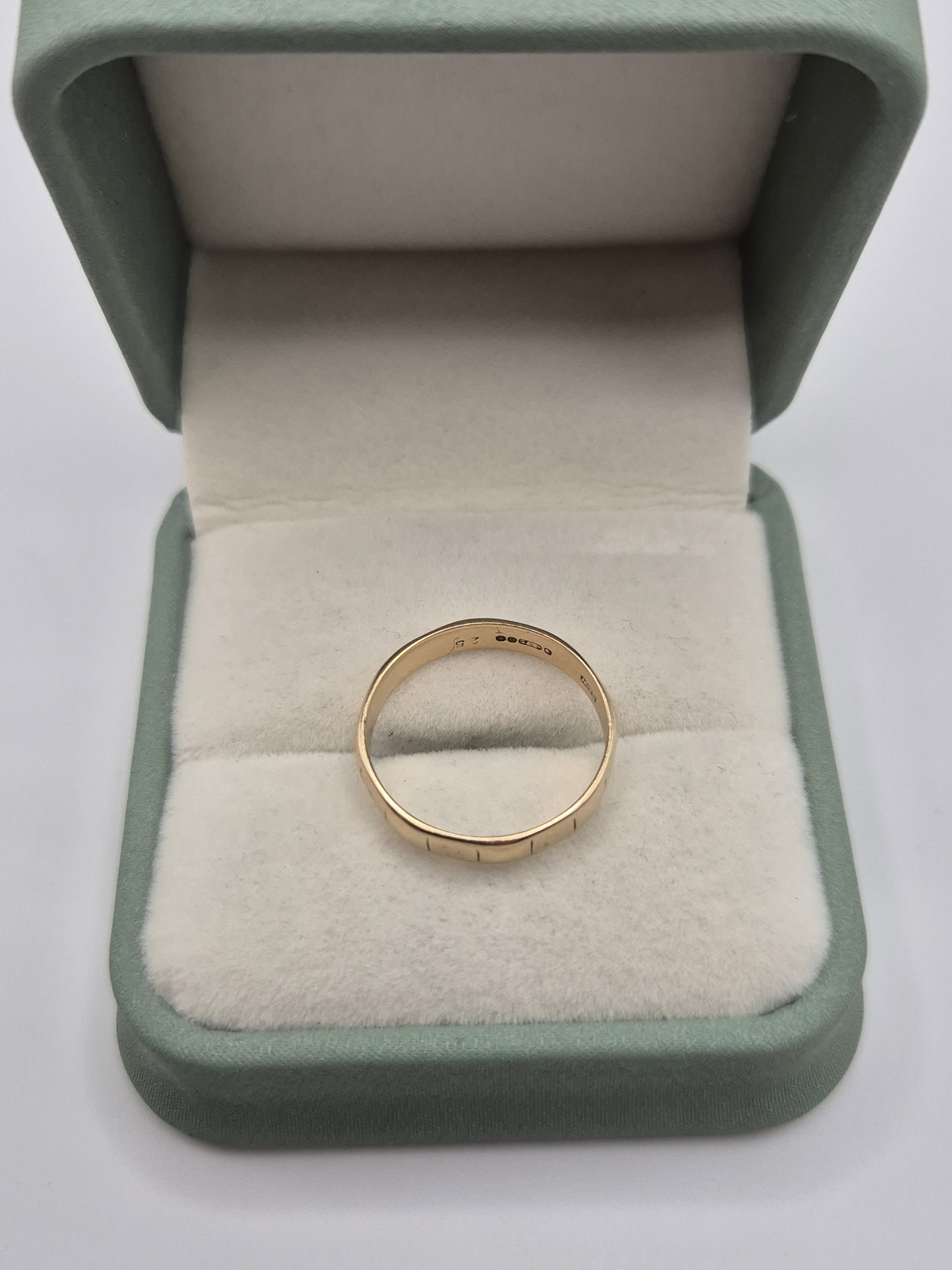 9ct gold patterned band ring