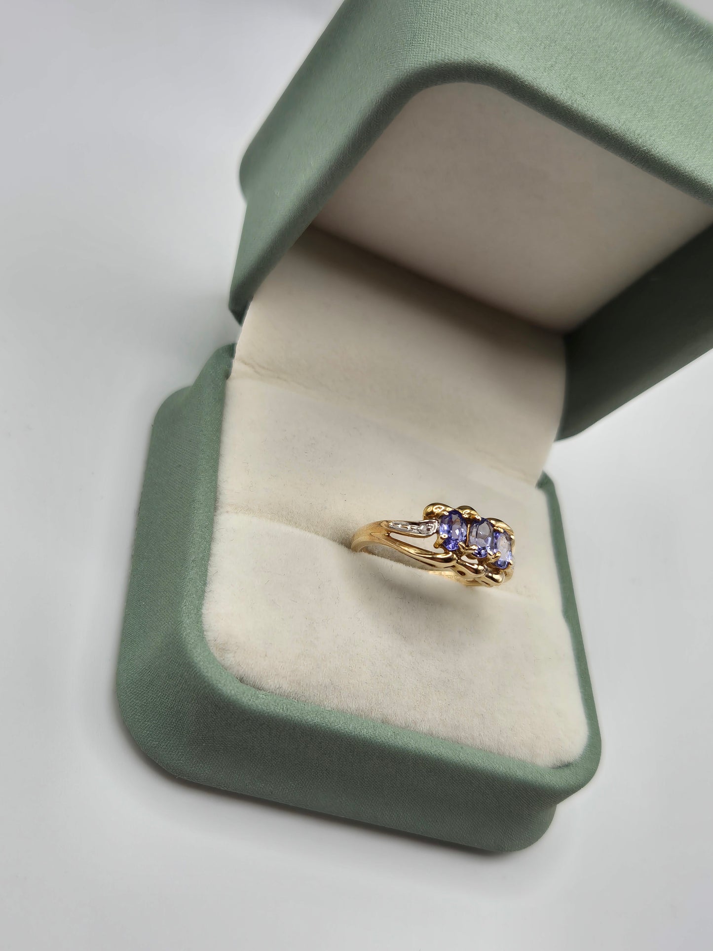 9ct gold tanzanite and diamond ring