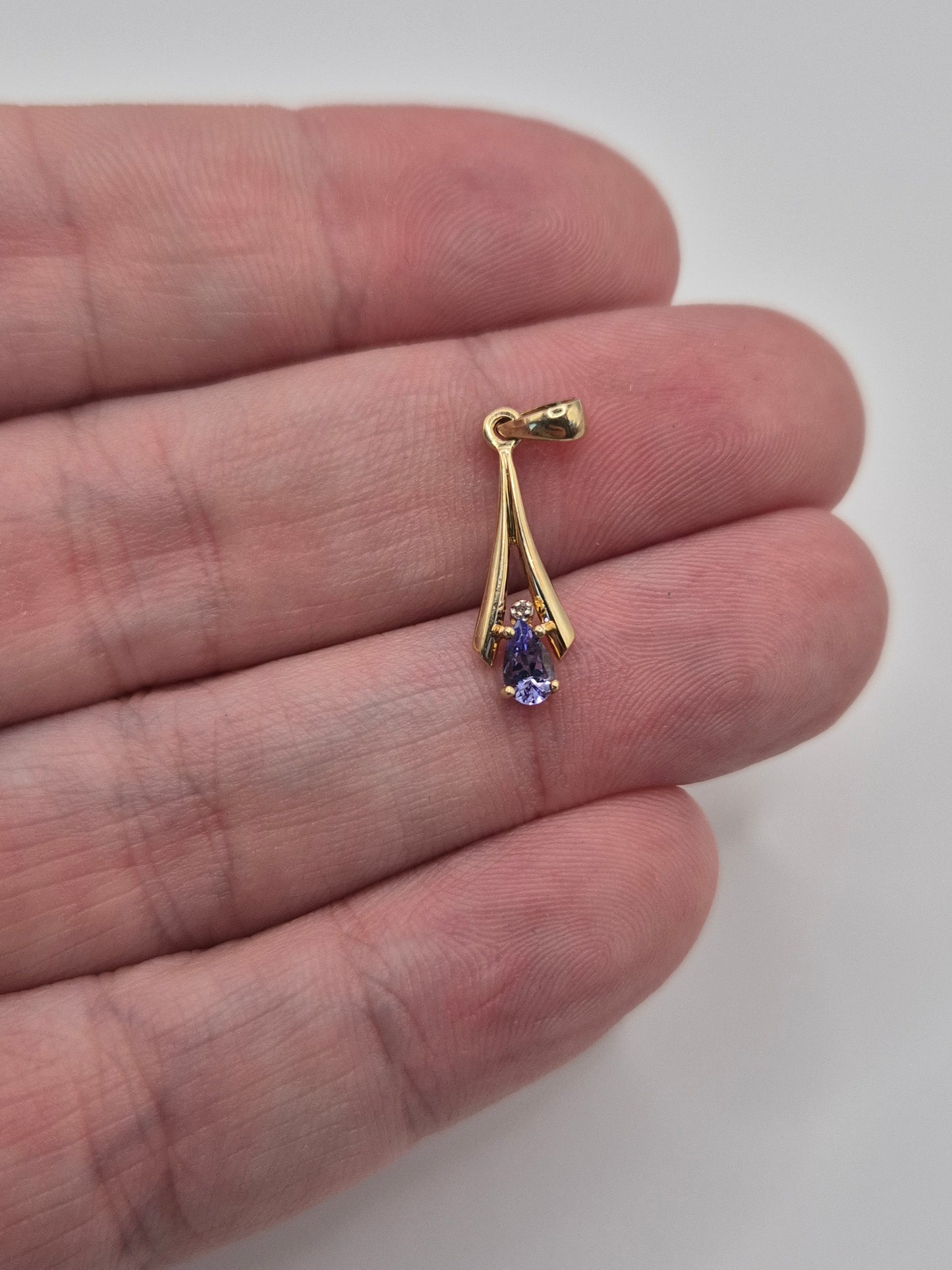 9ct gold tanzanite and diamond pendant
