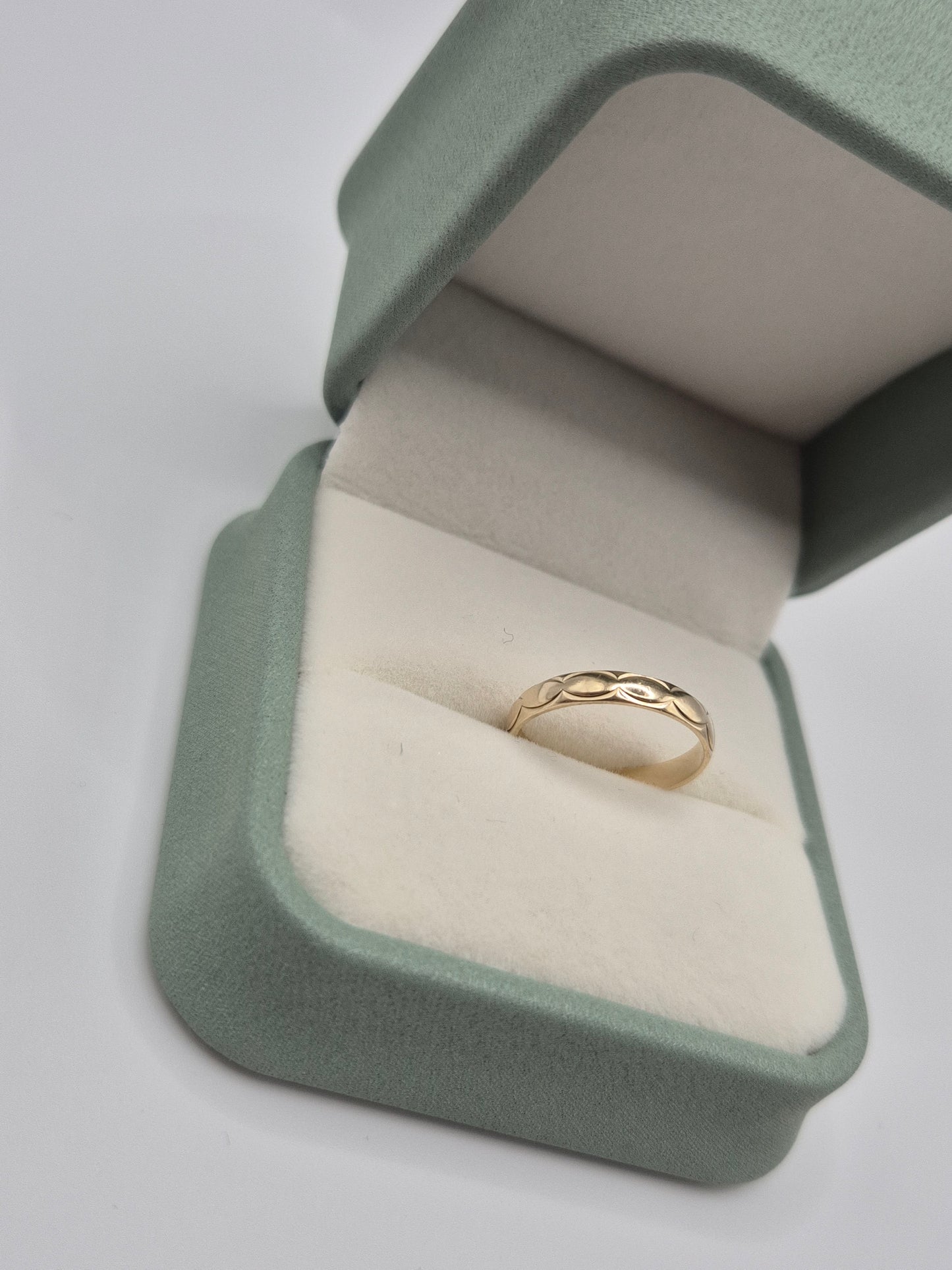 9ct gold patterned bandbring