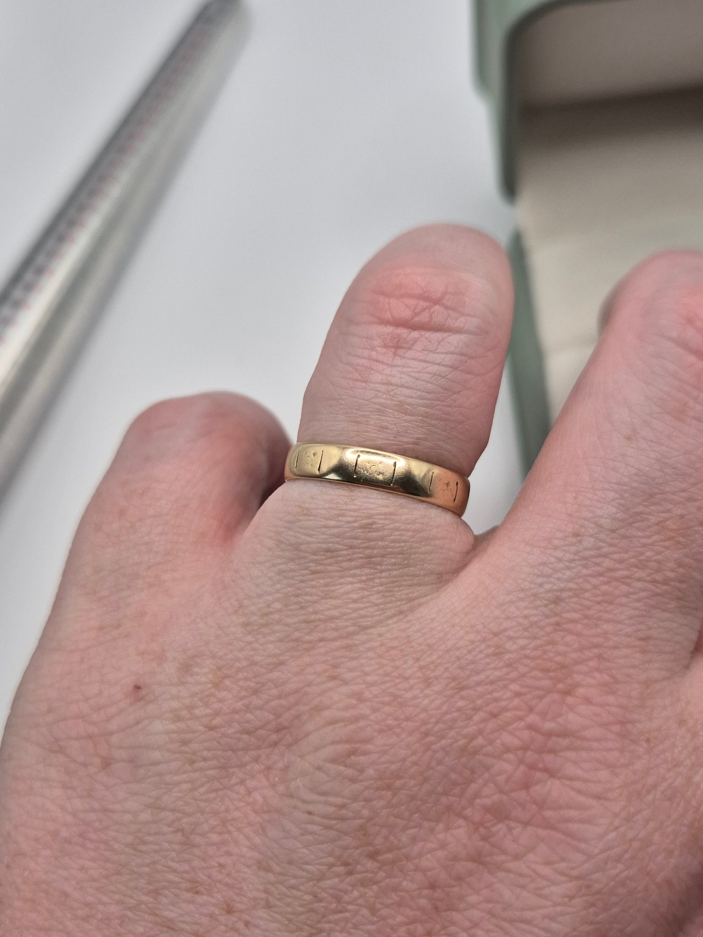 9ct gold patterned band ring
