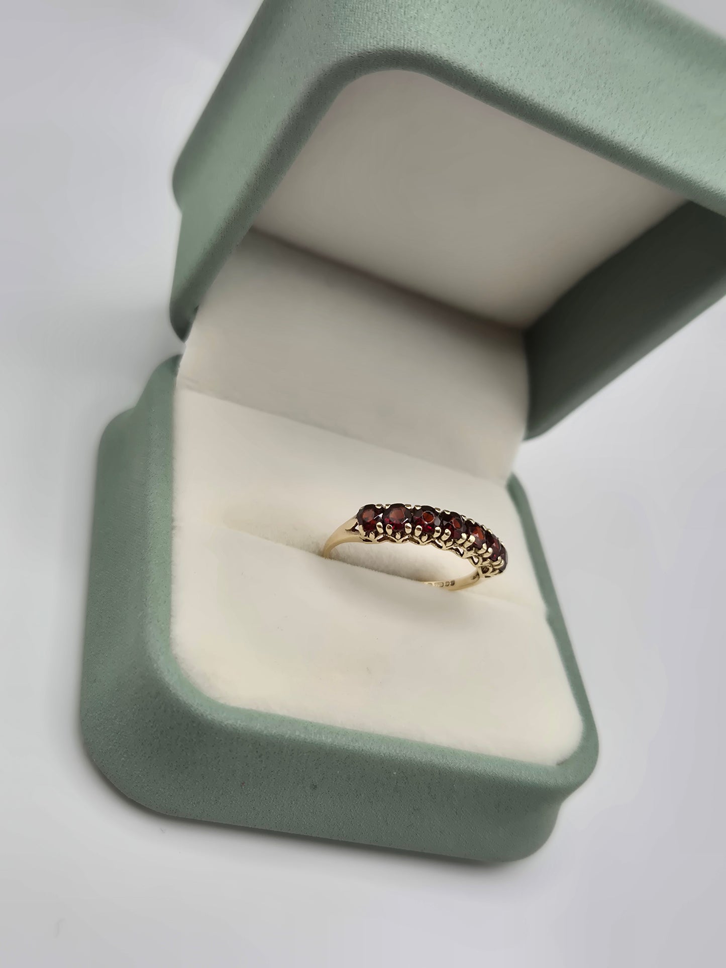9ct gold garnet ring