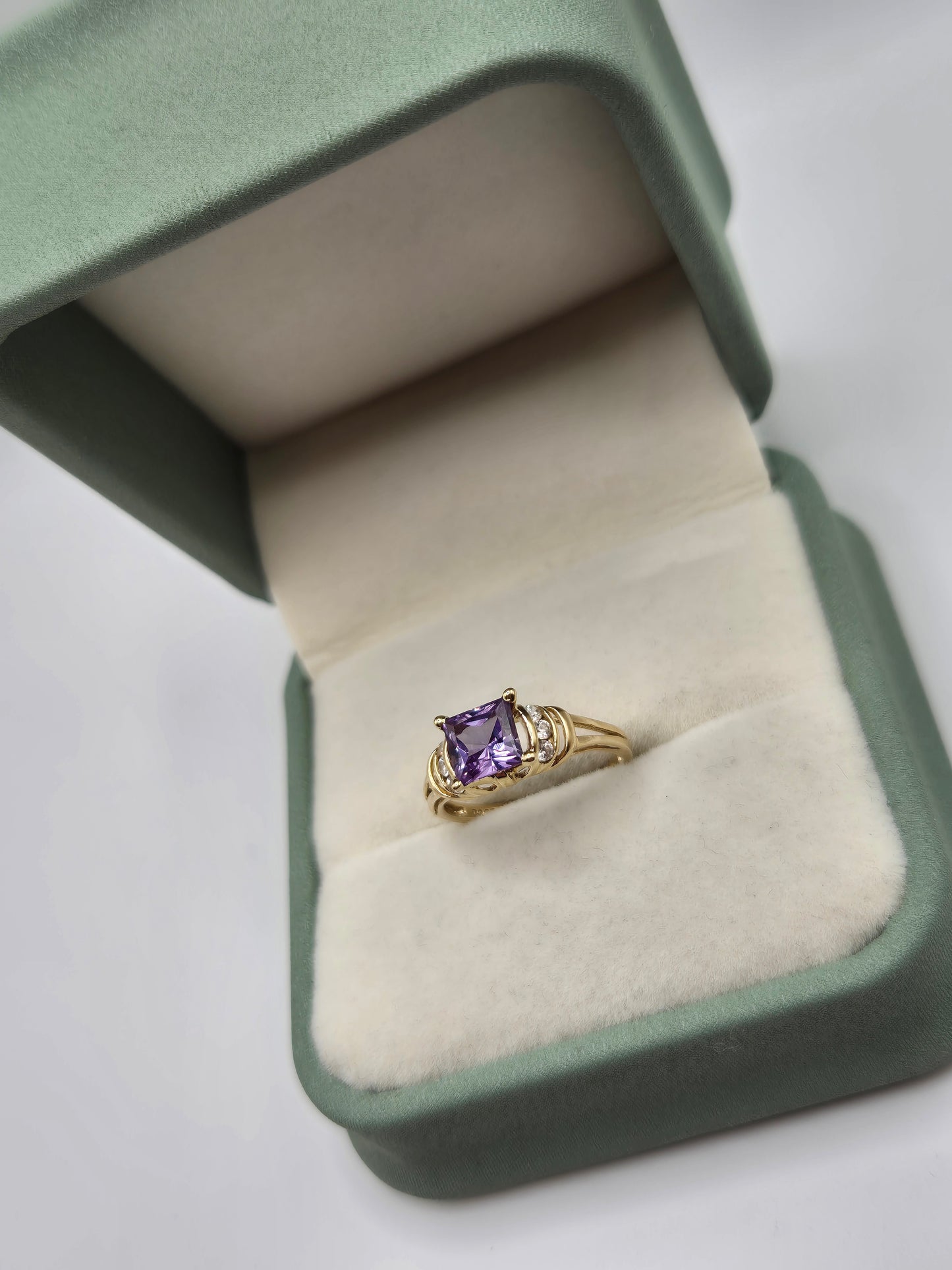 9ct gold iolite and cz ring