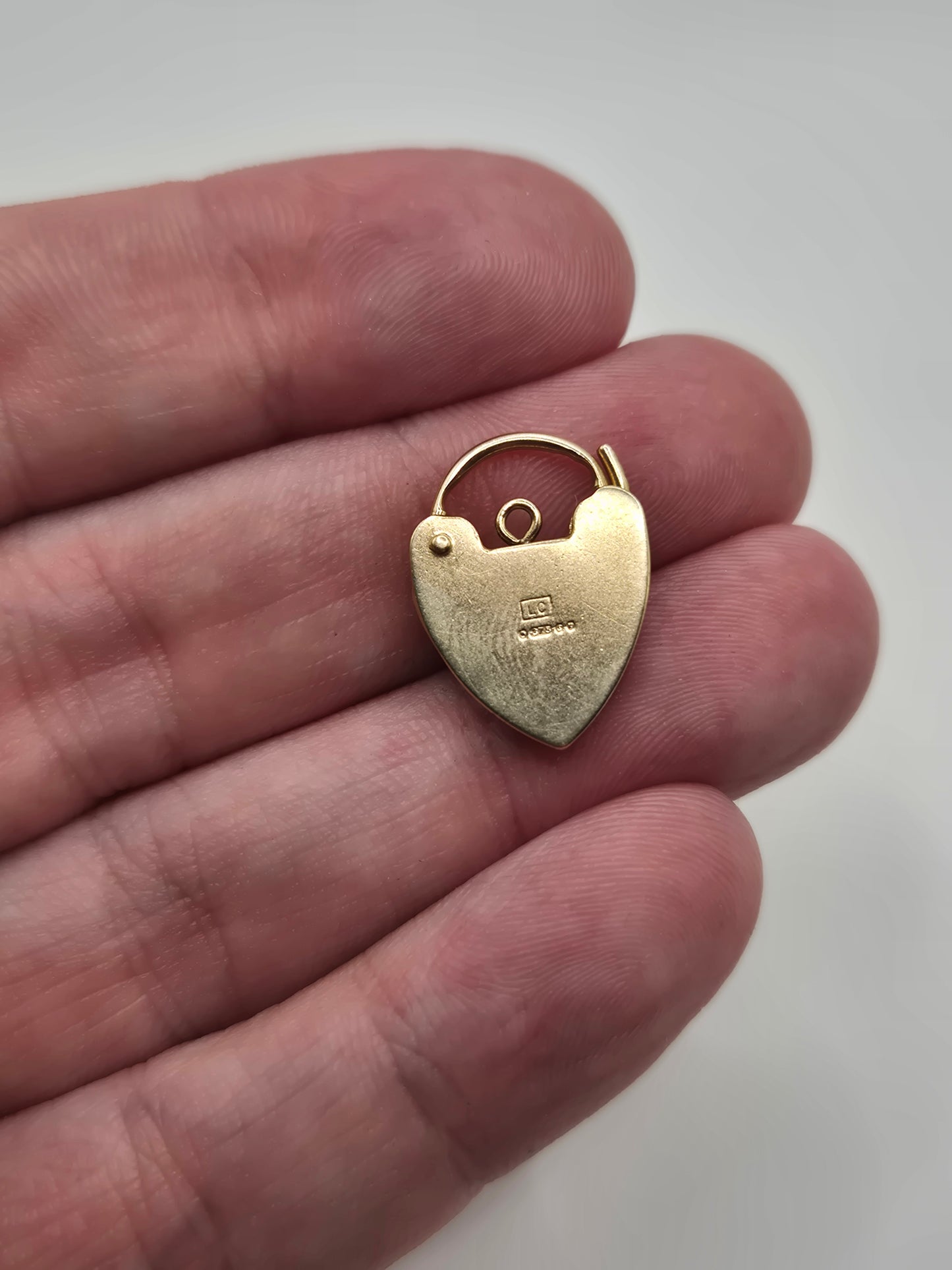 9ct gold padlock (10)
