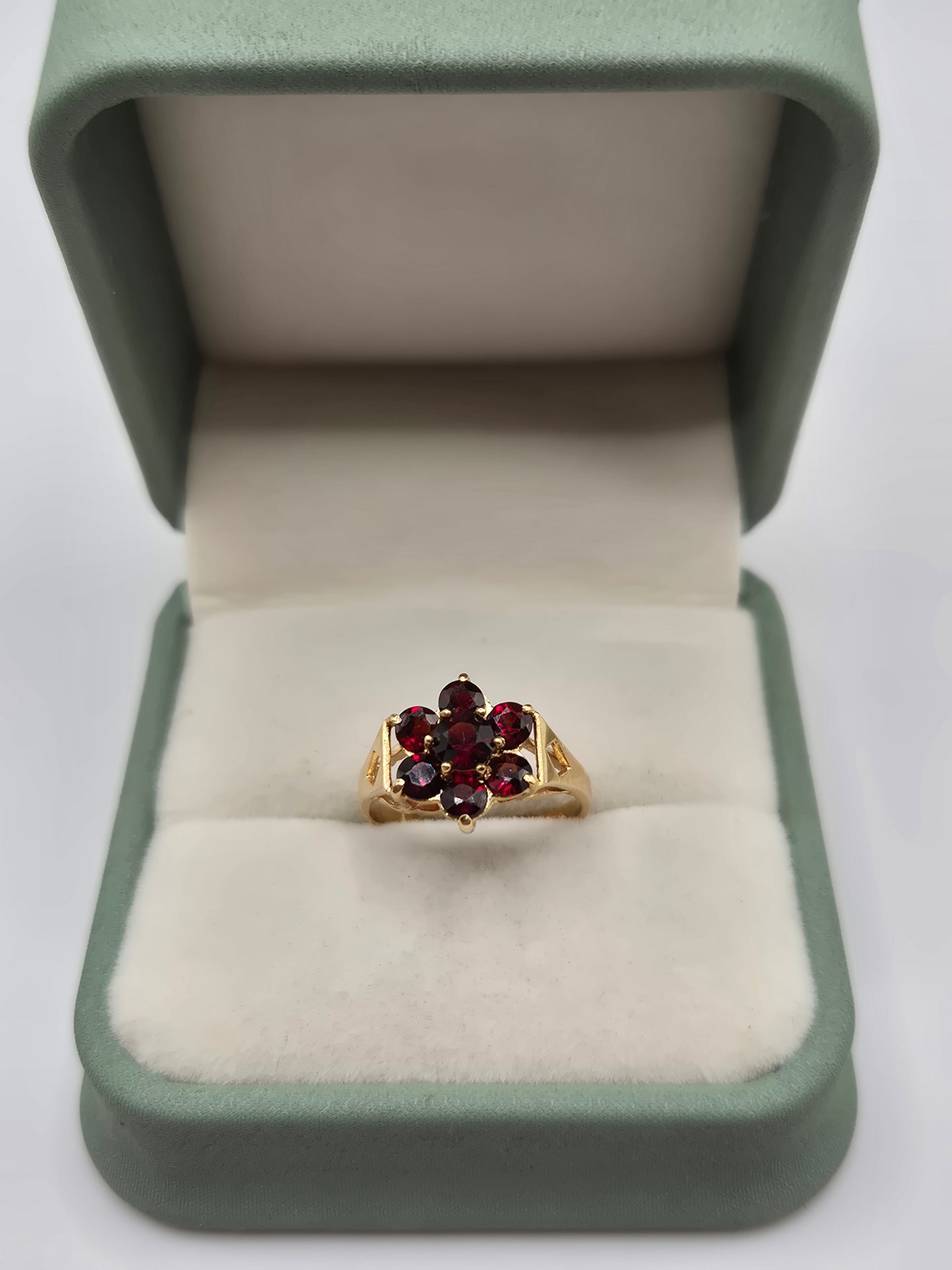 9ct gold garnet cluster ring