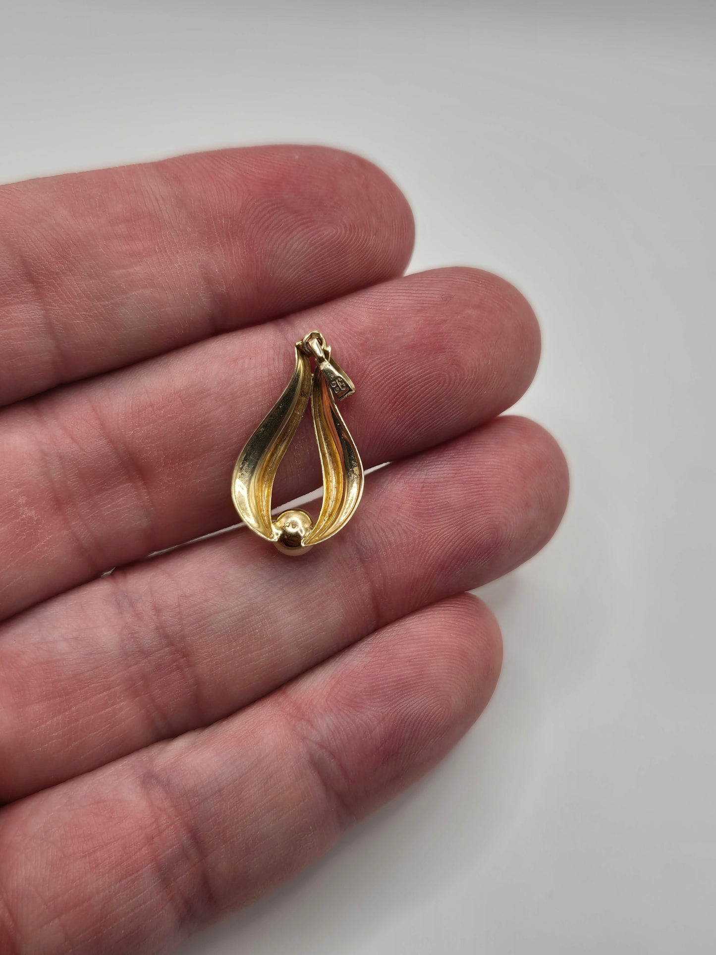 9ct gold pearl pendant