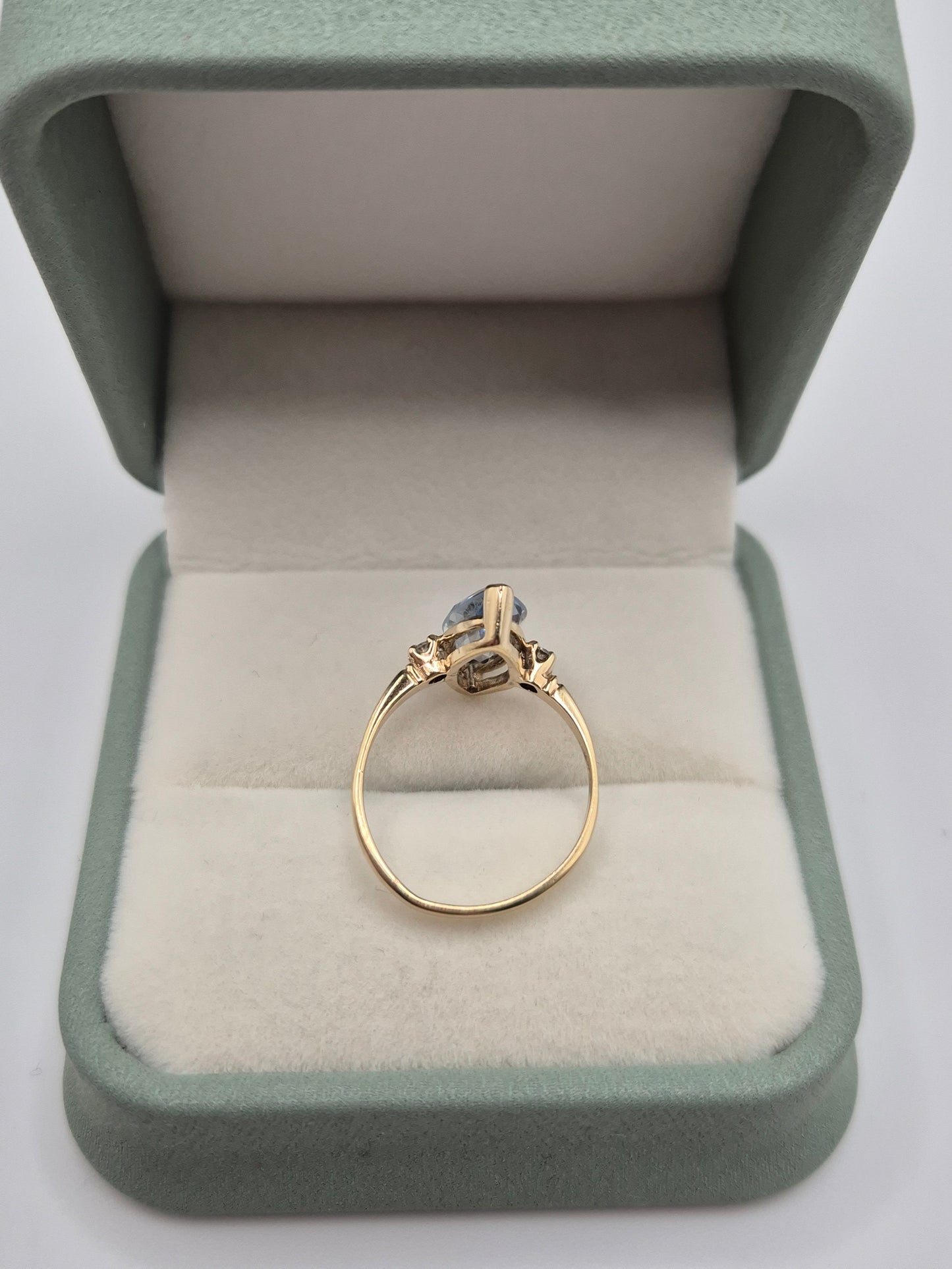 9ct gold aquamarine and diamond ring