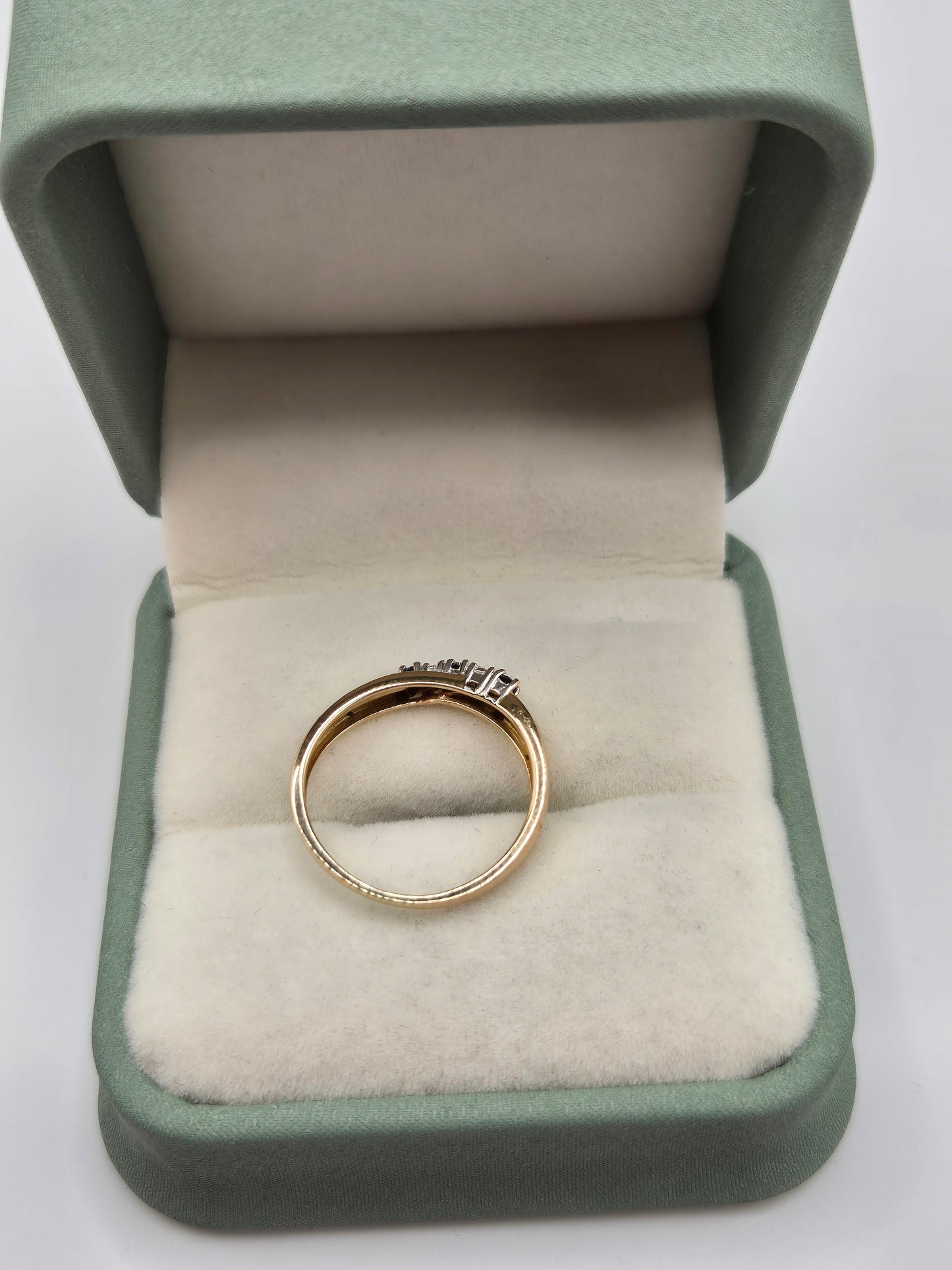 9ct gold sapphire and diamond ring