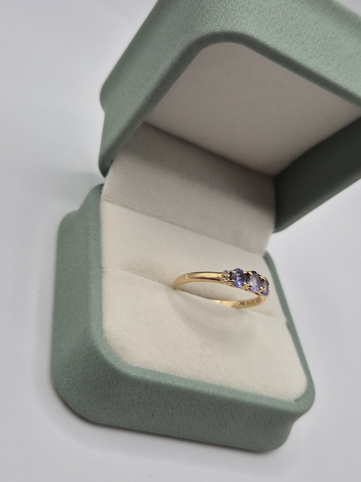 9ct gold tanzanite and diamond ring