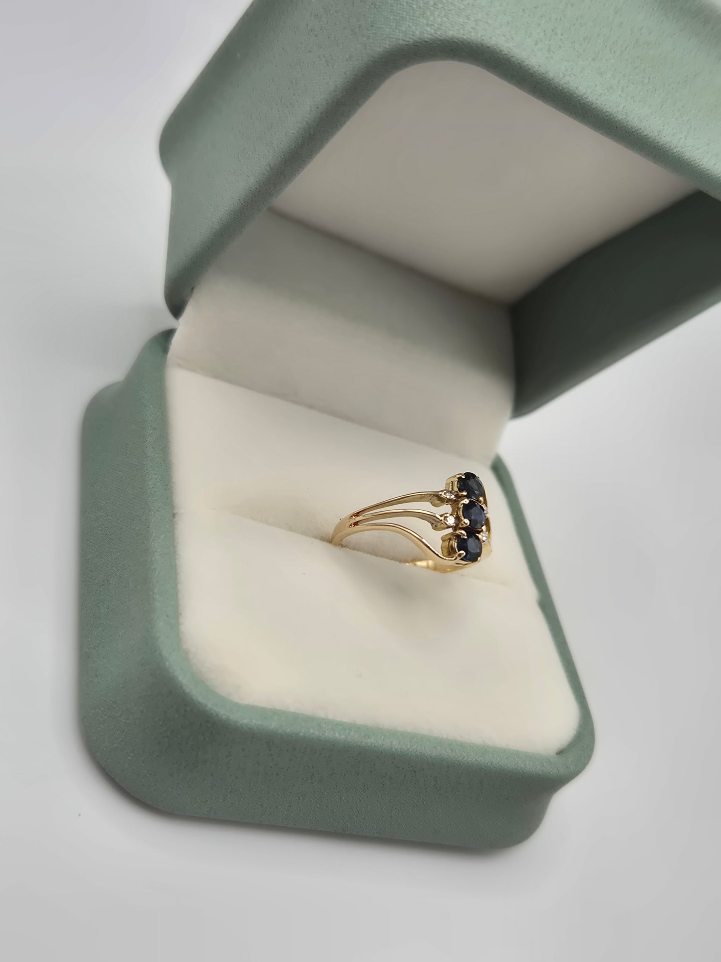 14ct gold sapphire and diamond ring
