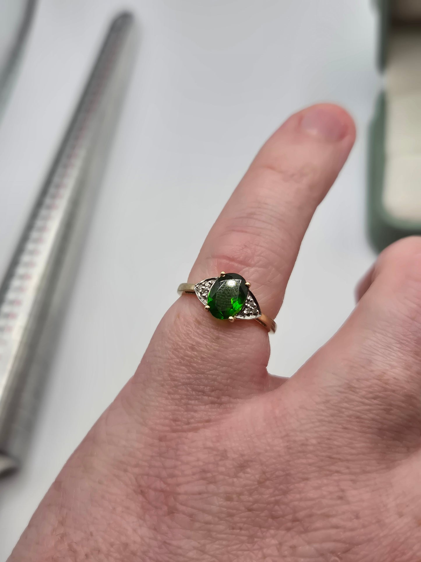 9ct gold diopside and diamond ring