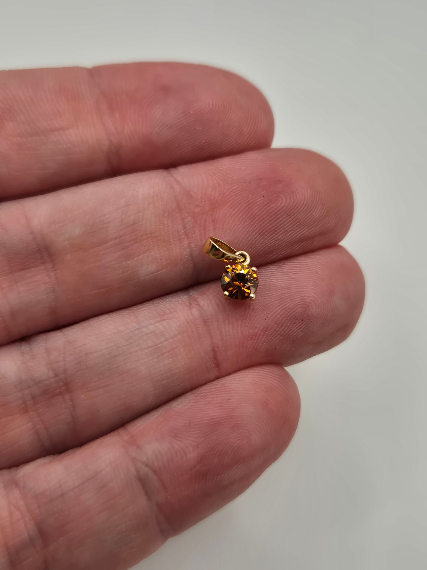 9ct gold 0.7 carat cognac zorcon pendant