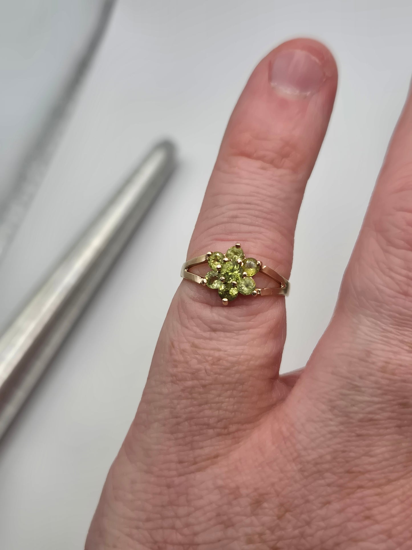 9ct gold peridot ring