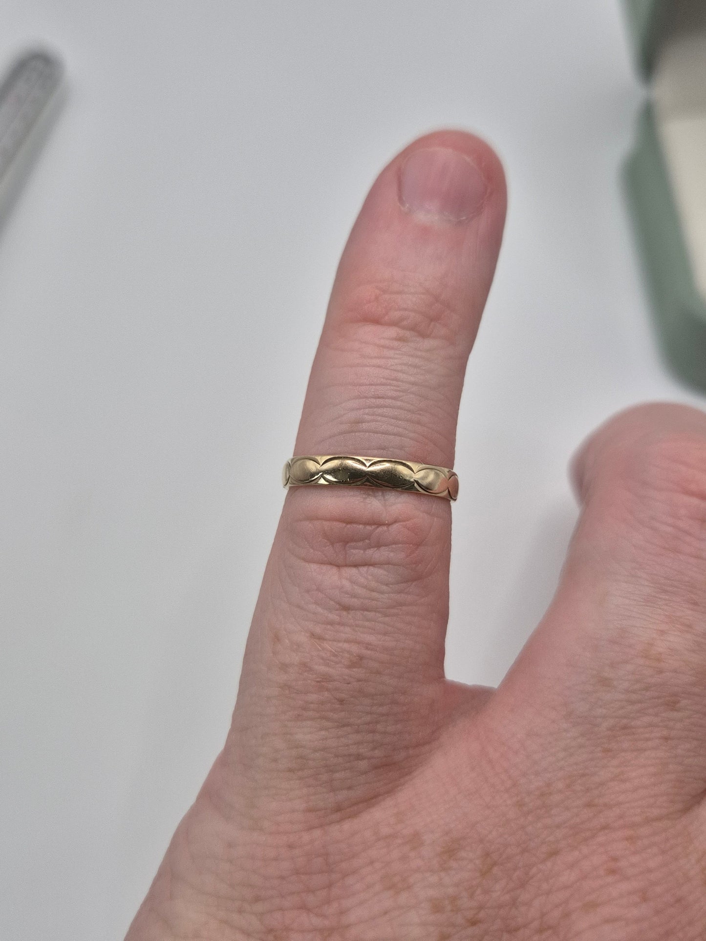 9ct gold patterned bandbring