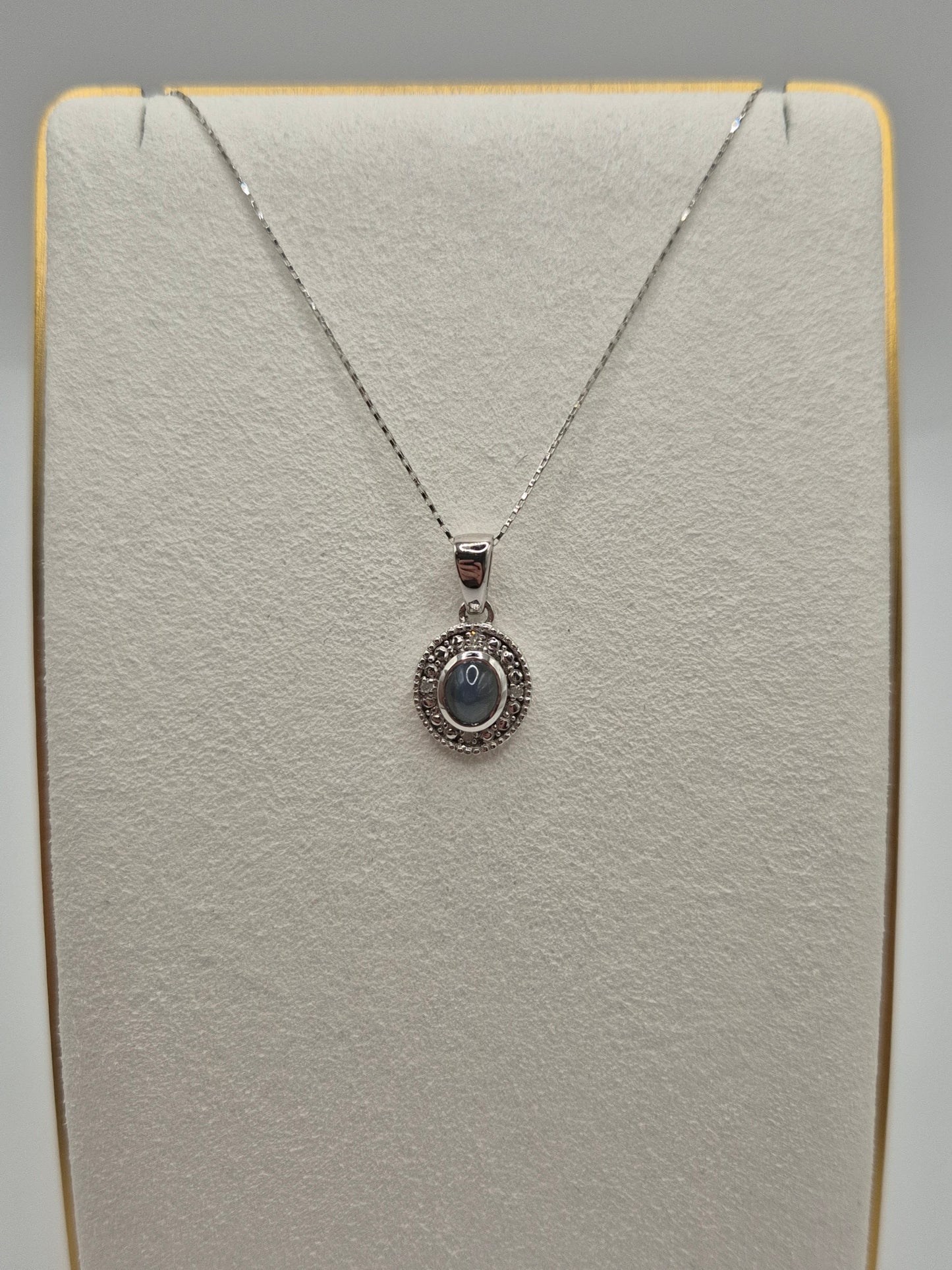 9ct white gold Cats eye chrysoberyl necklace