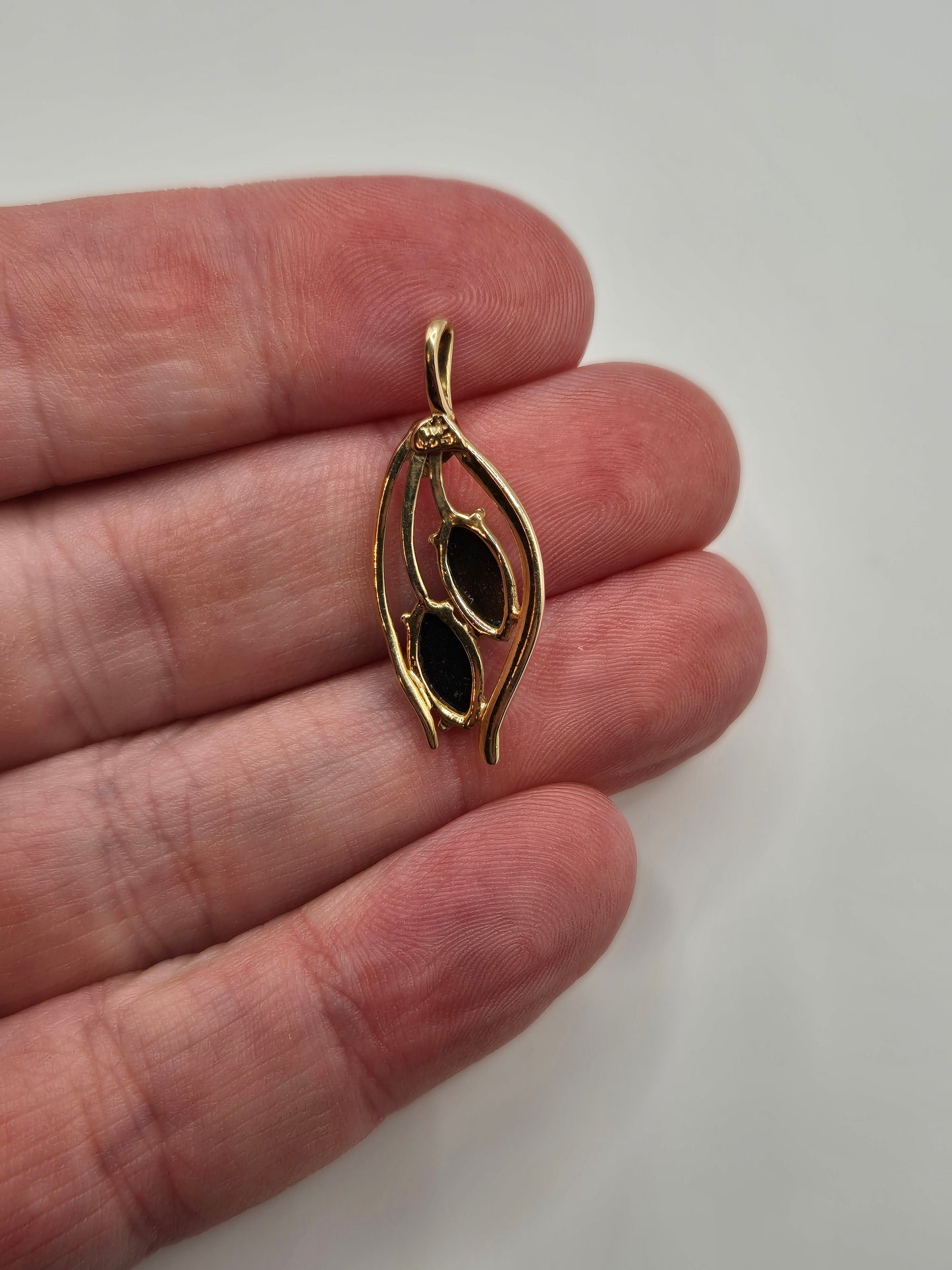 14ct gold jet pendant