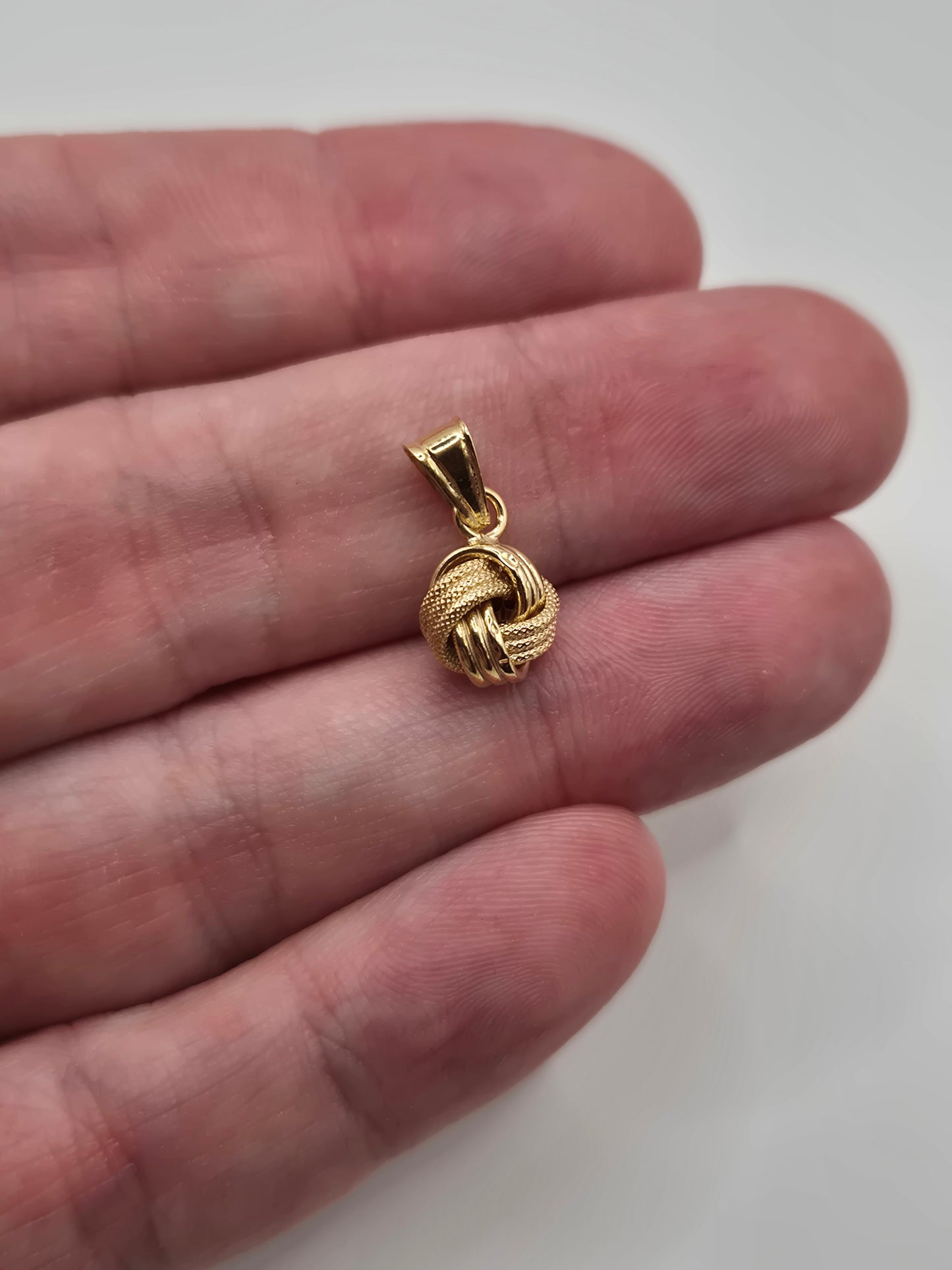 9ct gold knot pendant