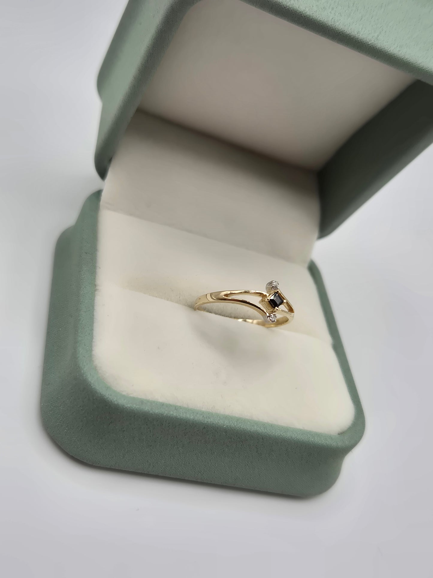 9ct gold sapphire and diamond ring