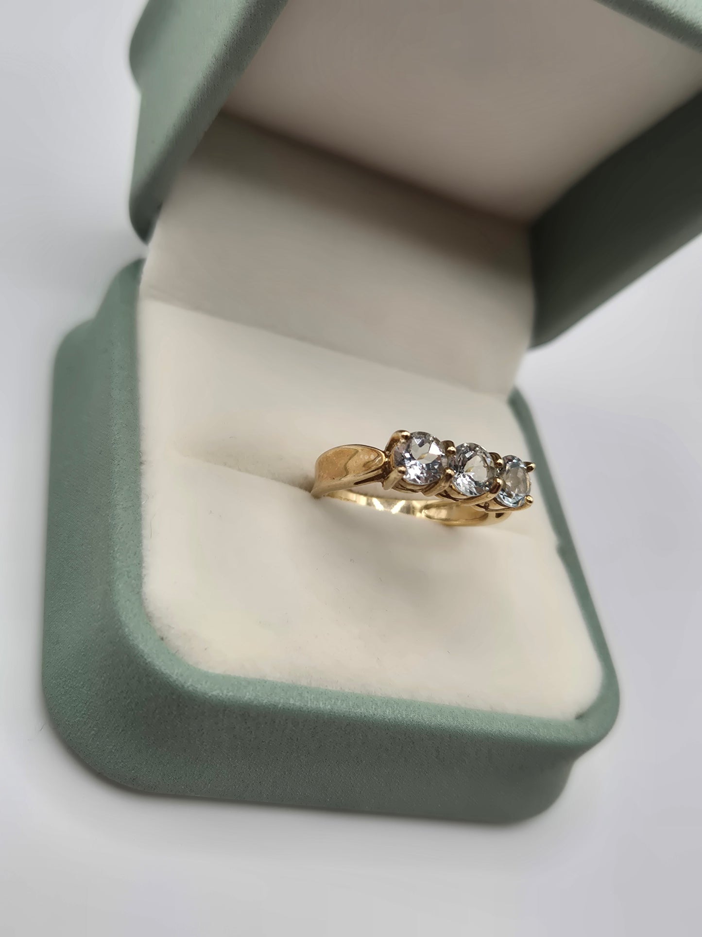 9ct gold aquamarine ring