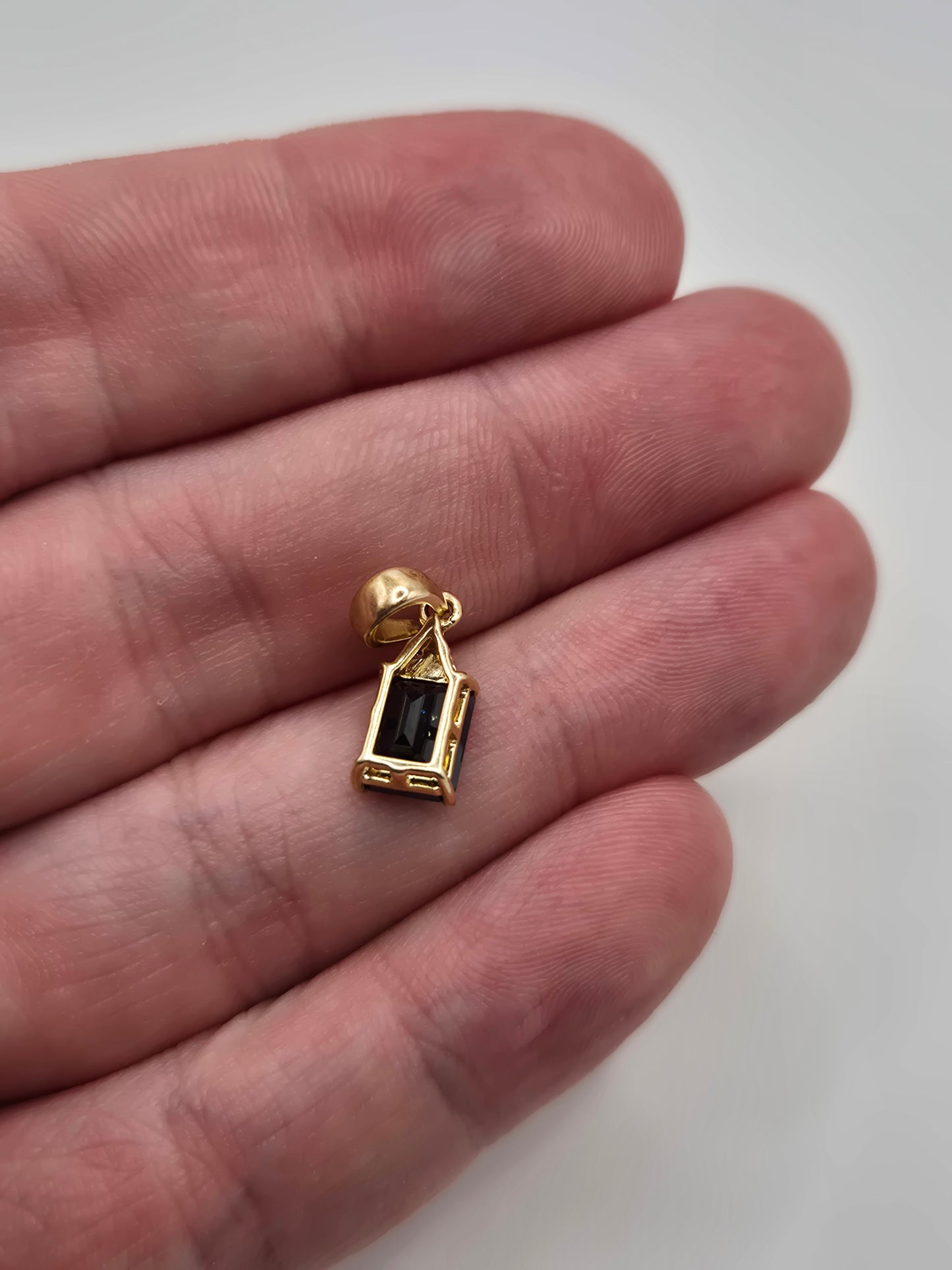 9ct gold sapphire and diamond pendant