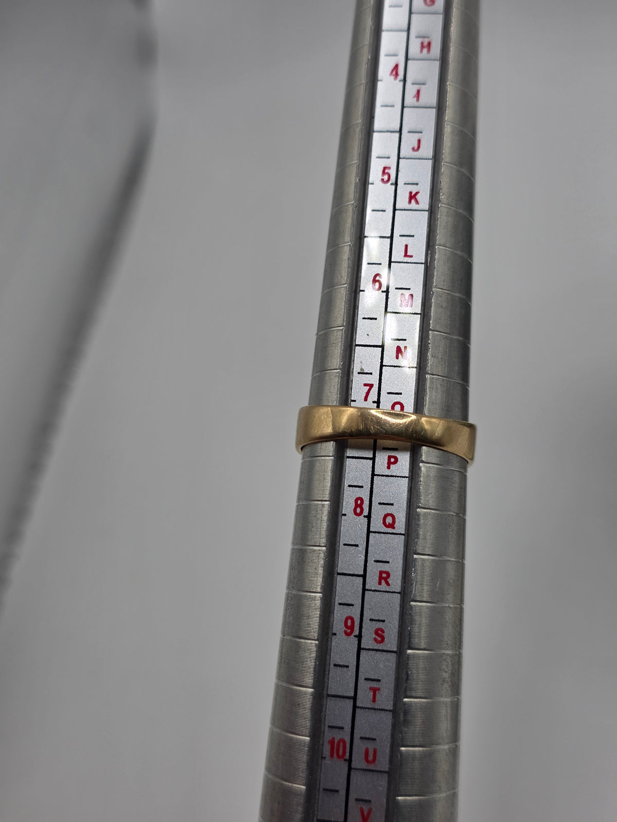 Heavy 9ct gold garnet ring
