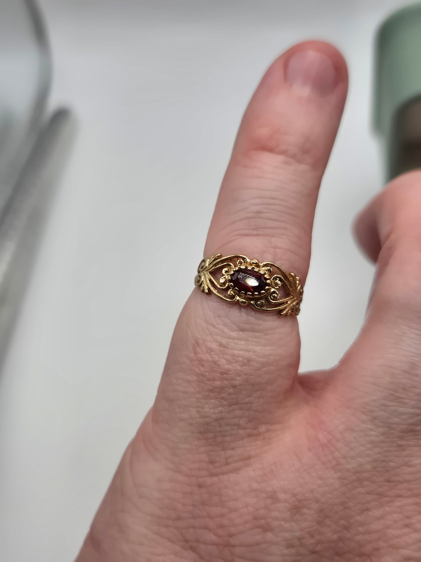 9ct gold garnet ring
