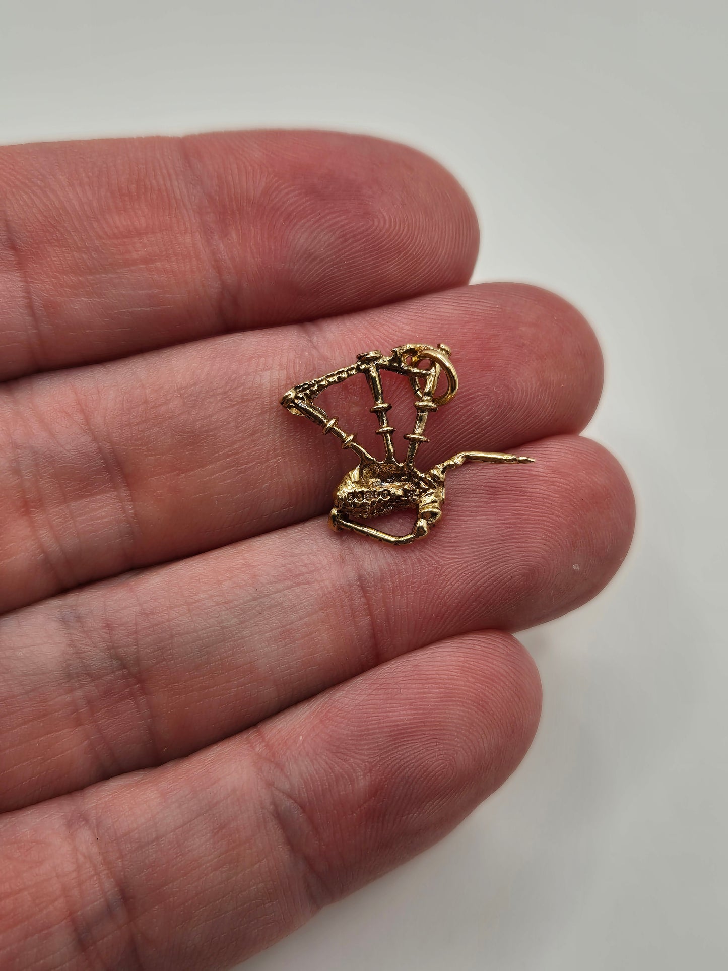 9ct gold bag pipes charm