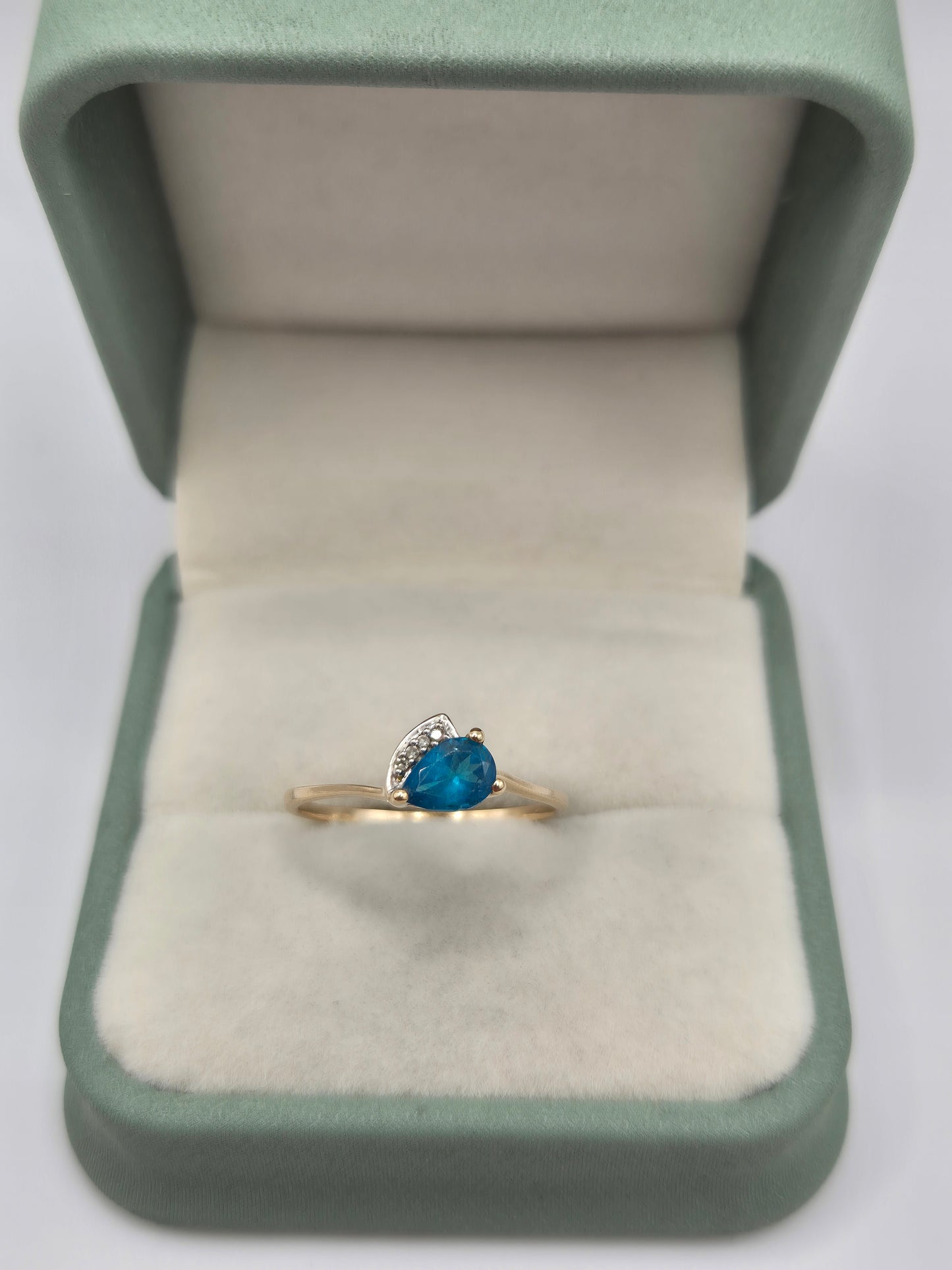 9ct gold blue apatite and diamond ring