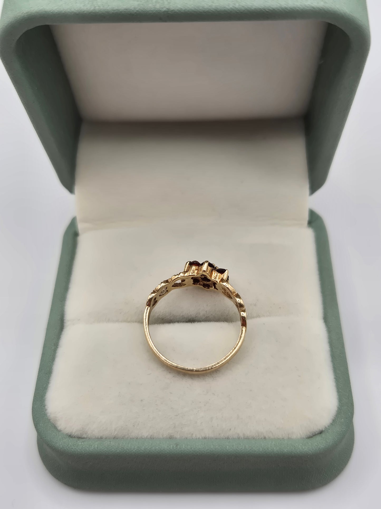 9ct gold garnet ring
