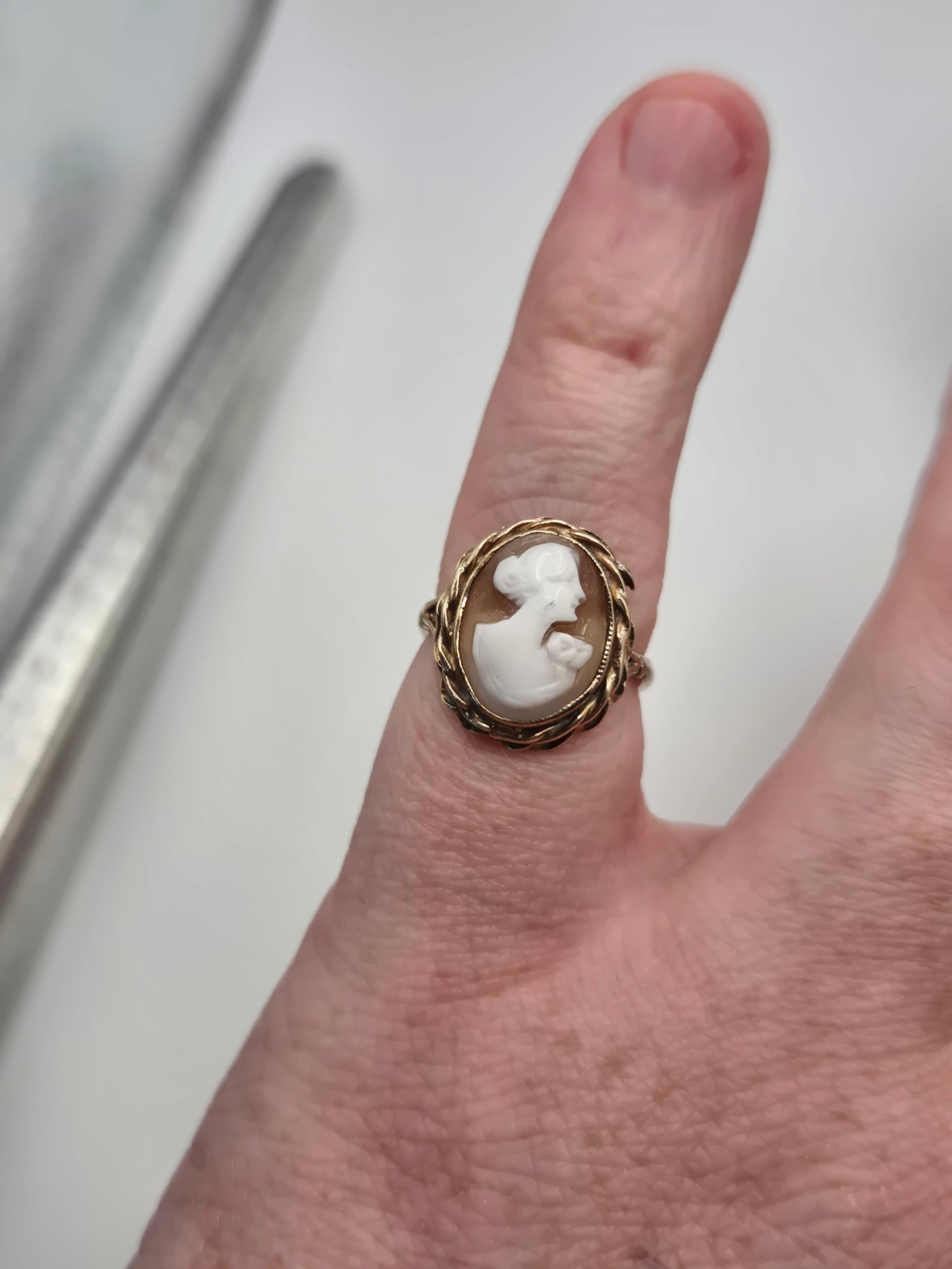 9ct gold cameo ring