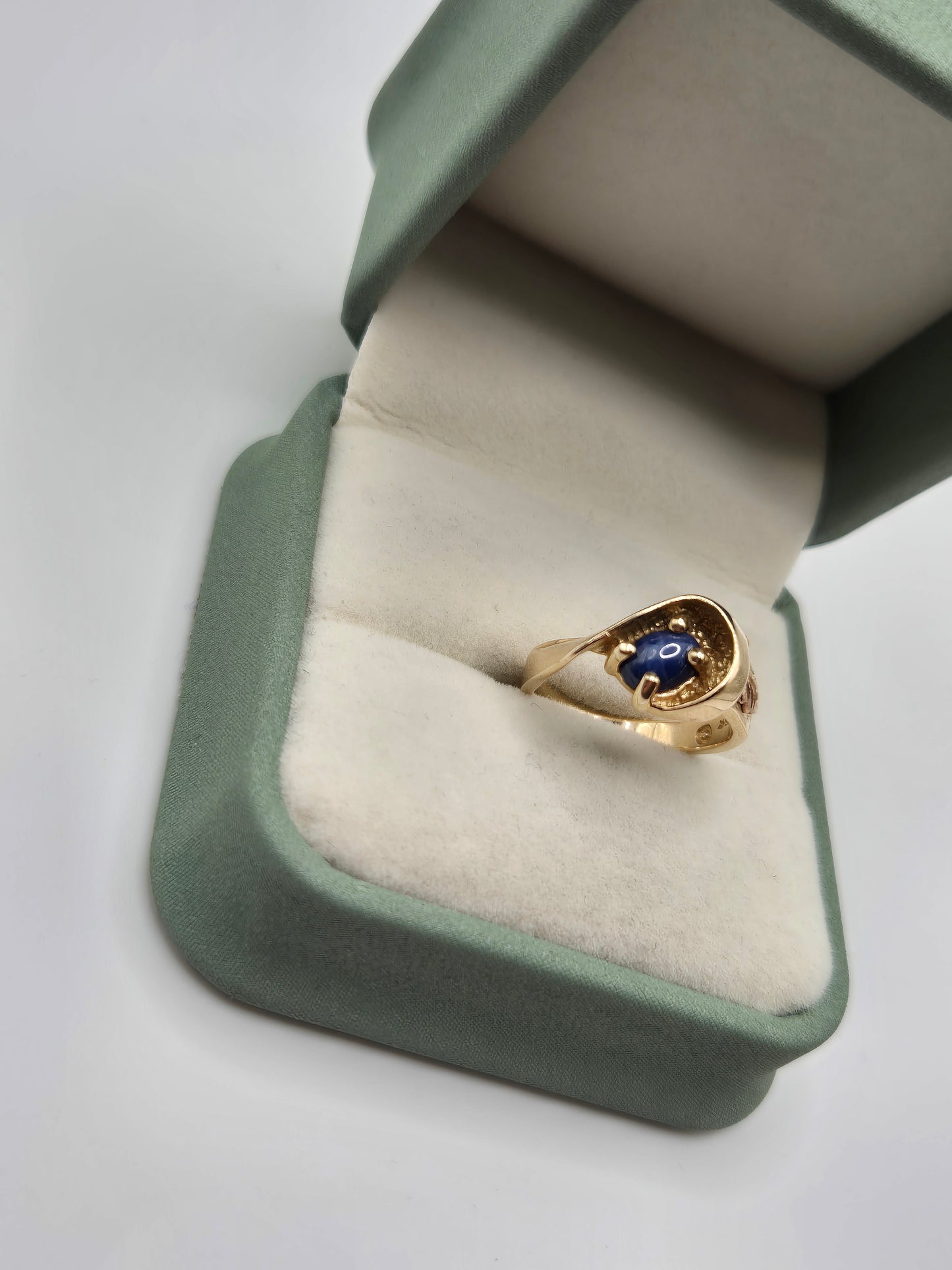 Heavy 9ct gold star sapphire floral ring