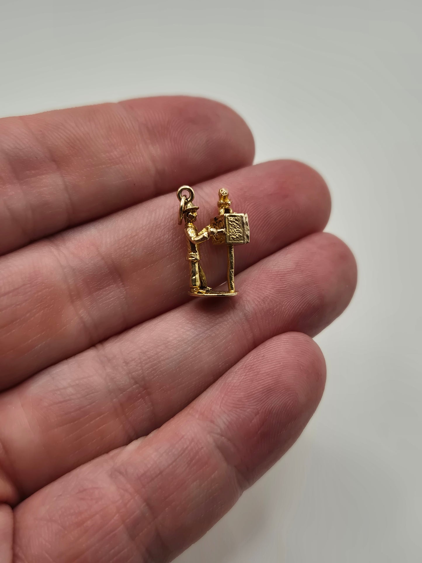 Vintage 9ct gold organ grinder and monkey charm