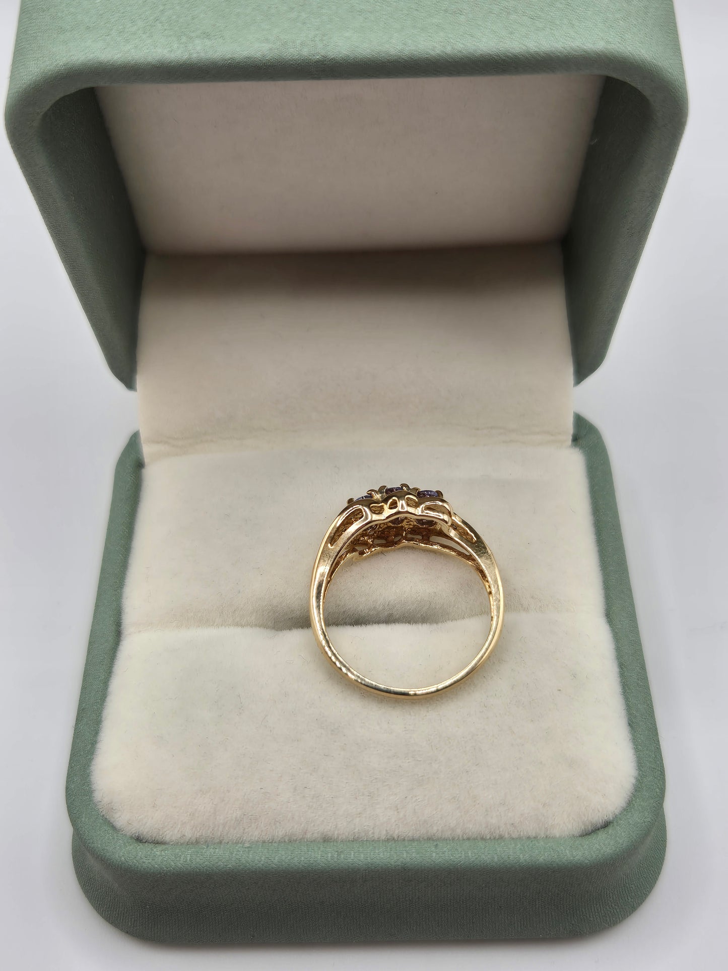 9ct gold tanzanite and diamond ring