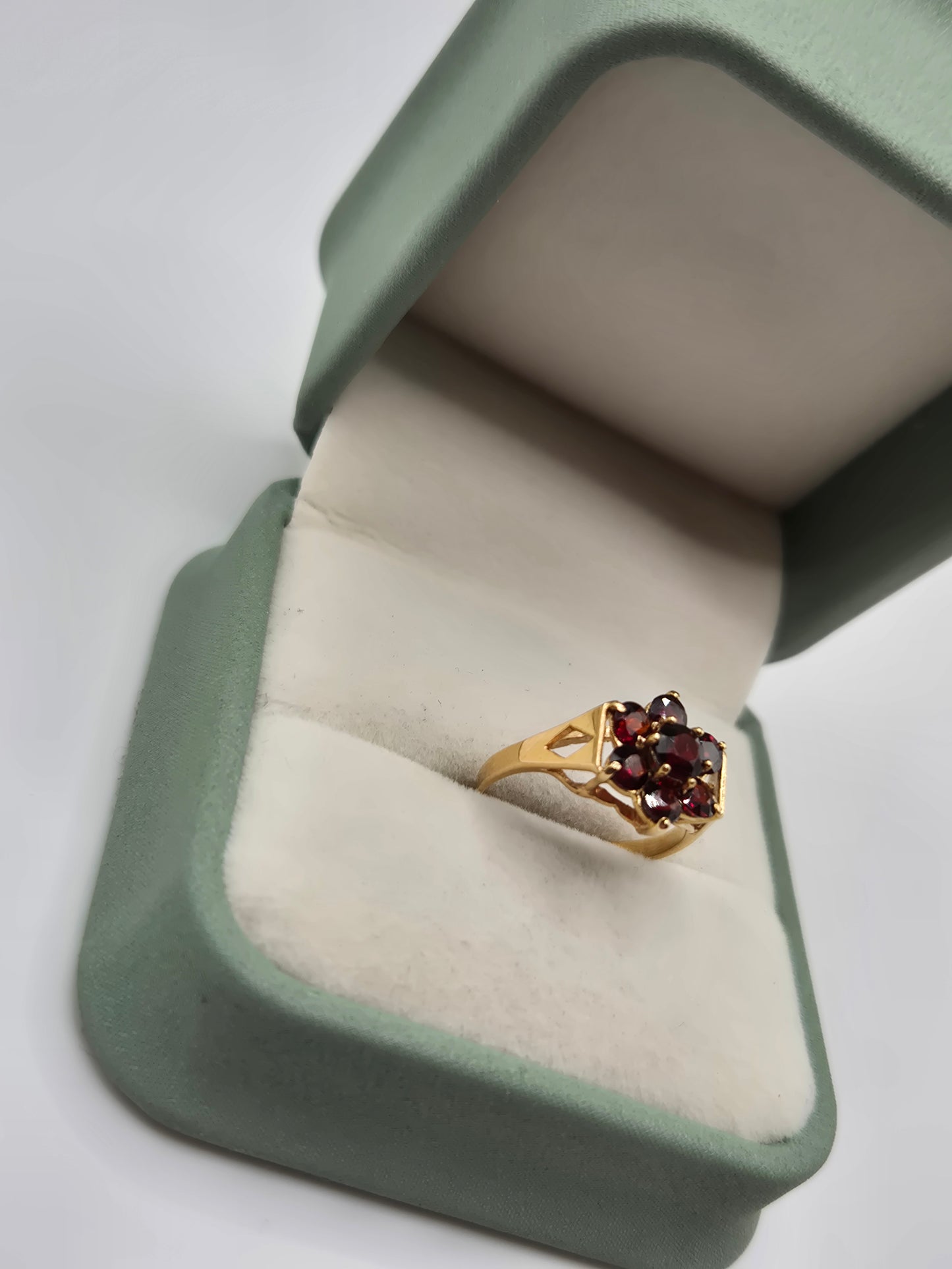 9ct gold garnet cluster ring