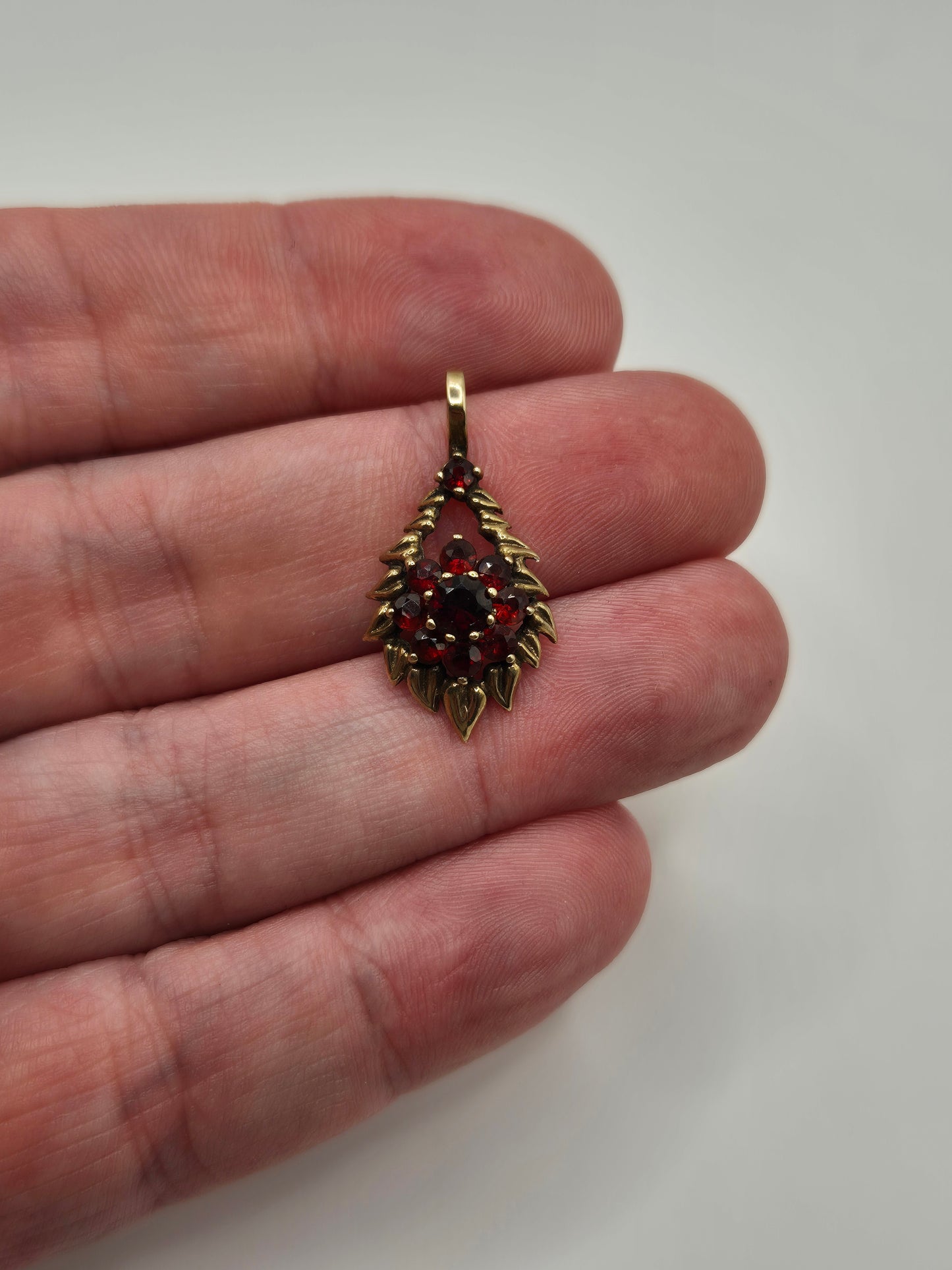 9ct gold garnet pendant