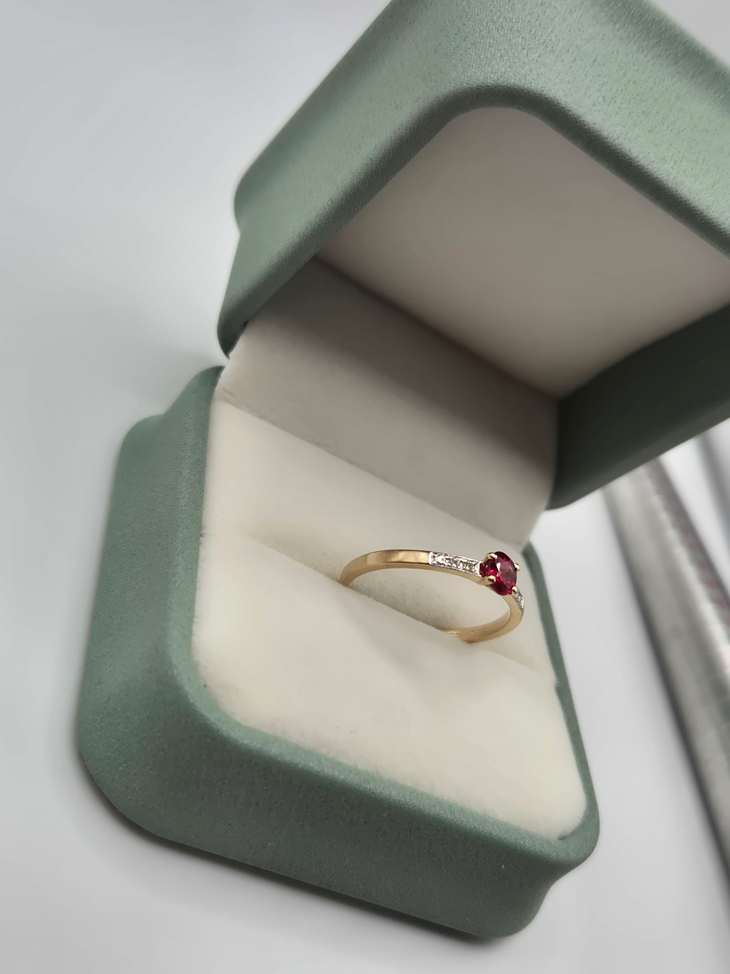 9ct gold spinel and diamond ring
