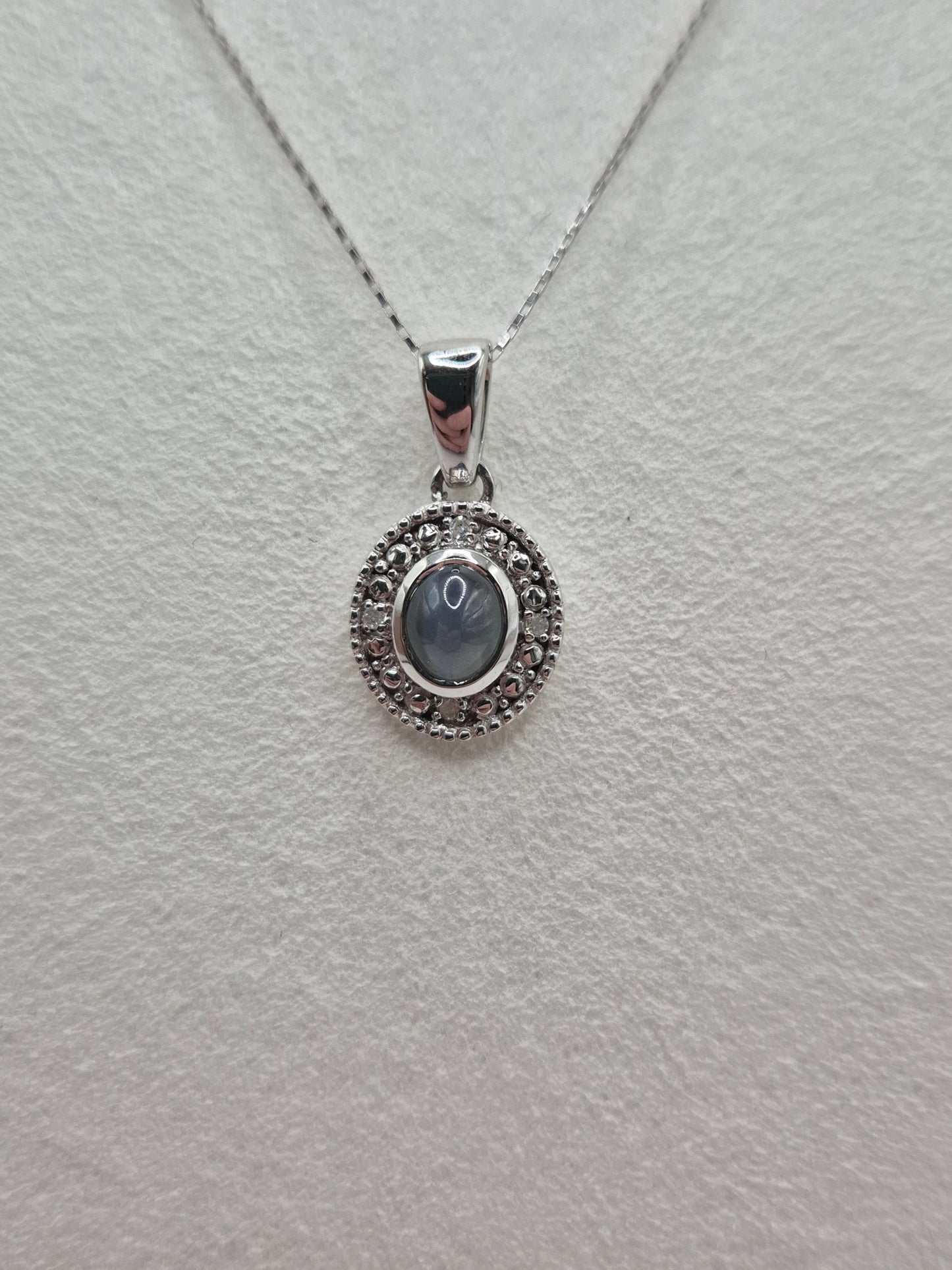 9ct white gold Cats eye chrysoberyl necklace