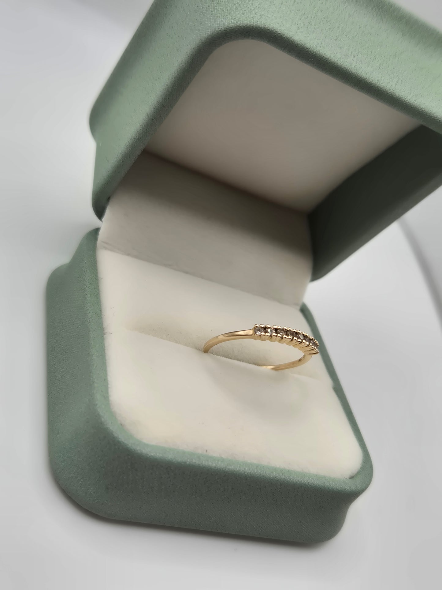 9ct gold quartz ring