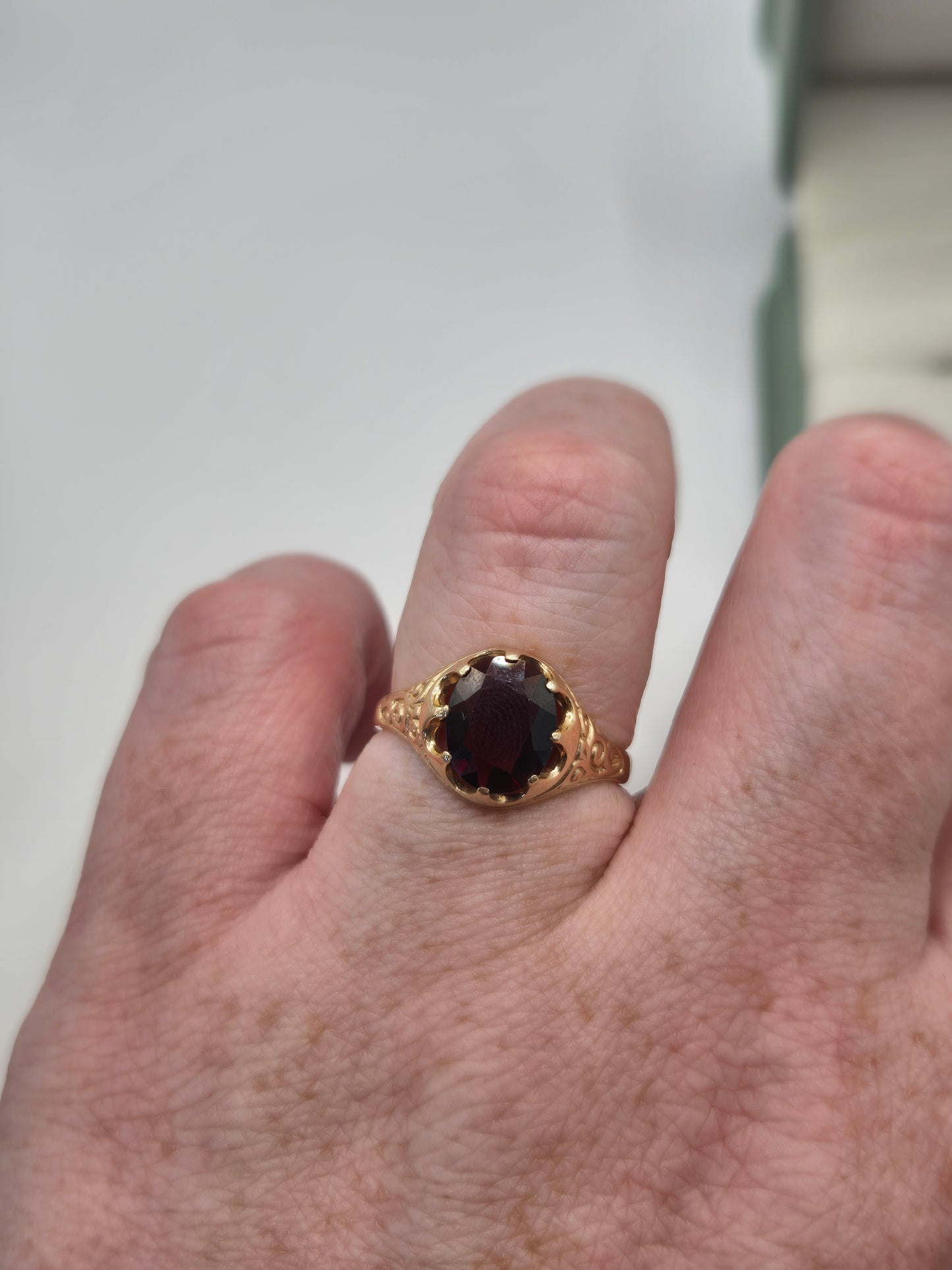 9ct gold garnet ring