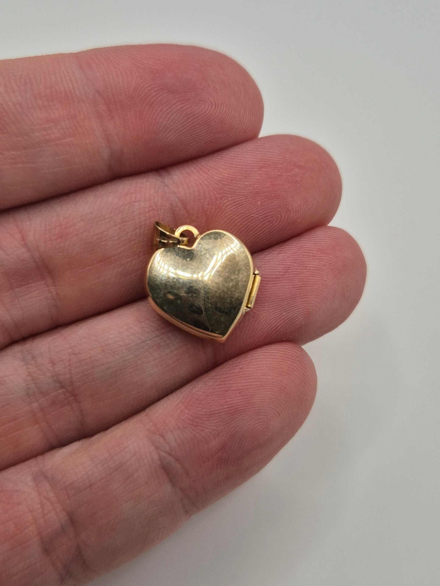 9ct gold "I love you" locket