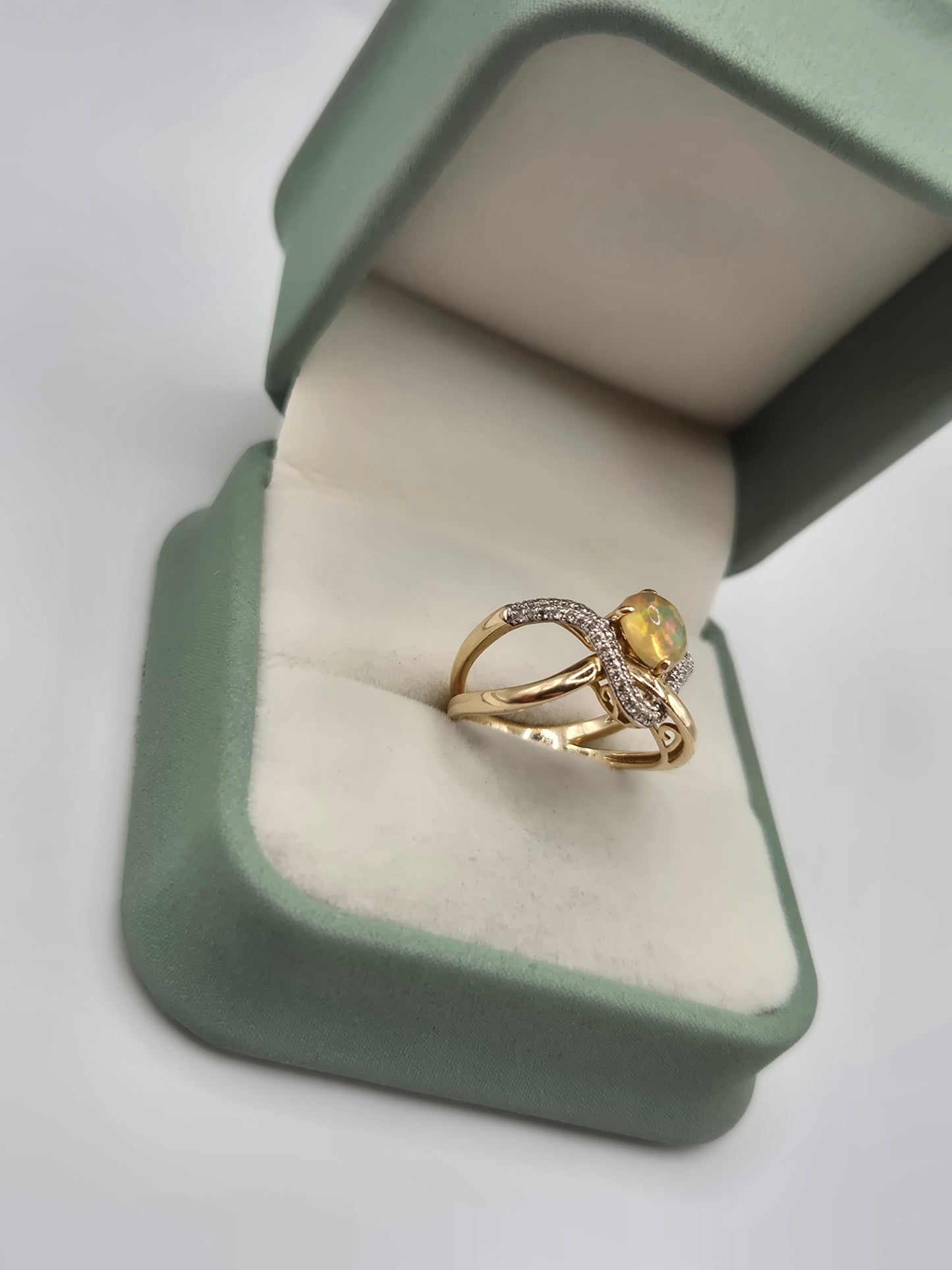 14ct gold opal and diamond ring