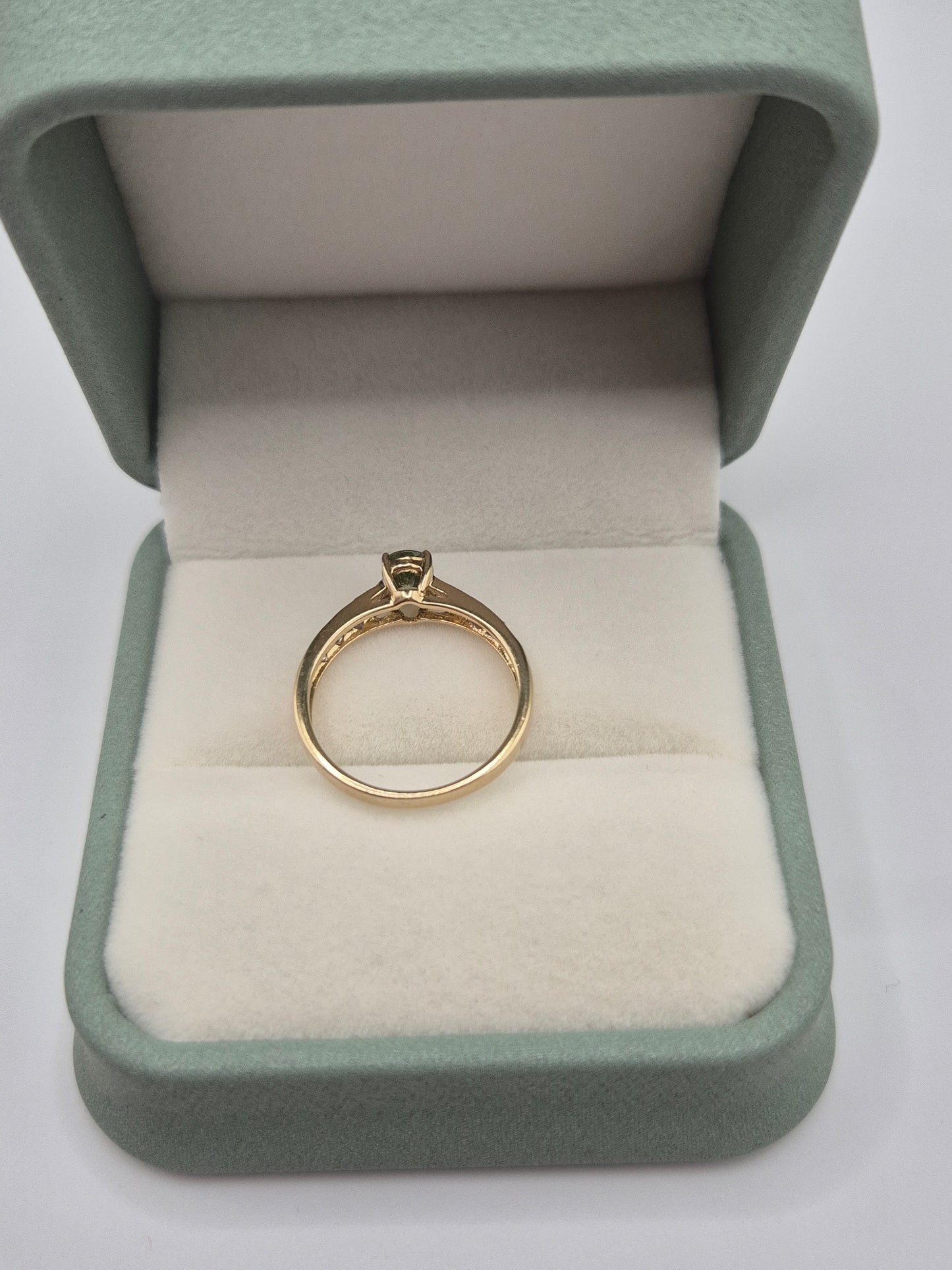 9ct gold peridot and zircon ring