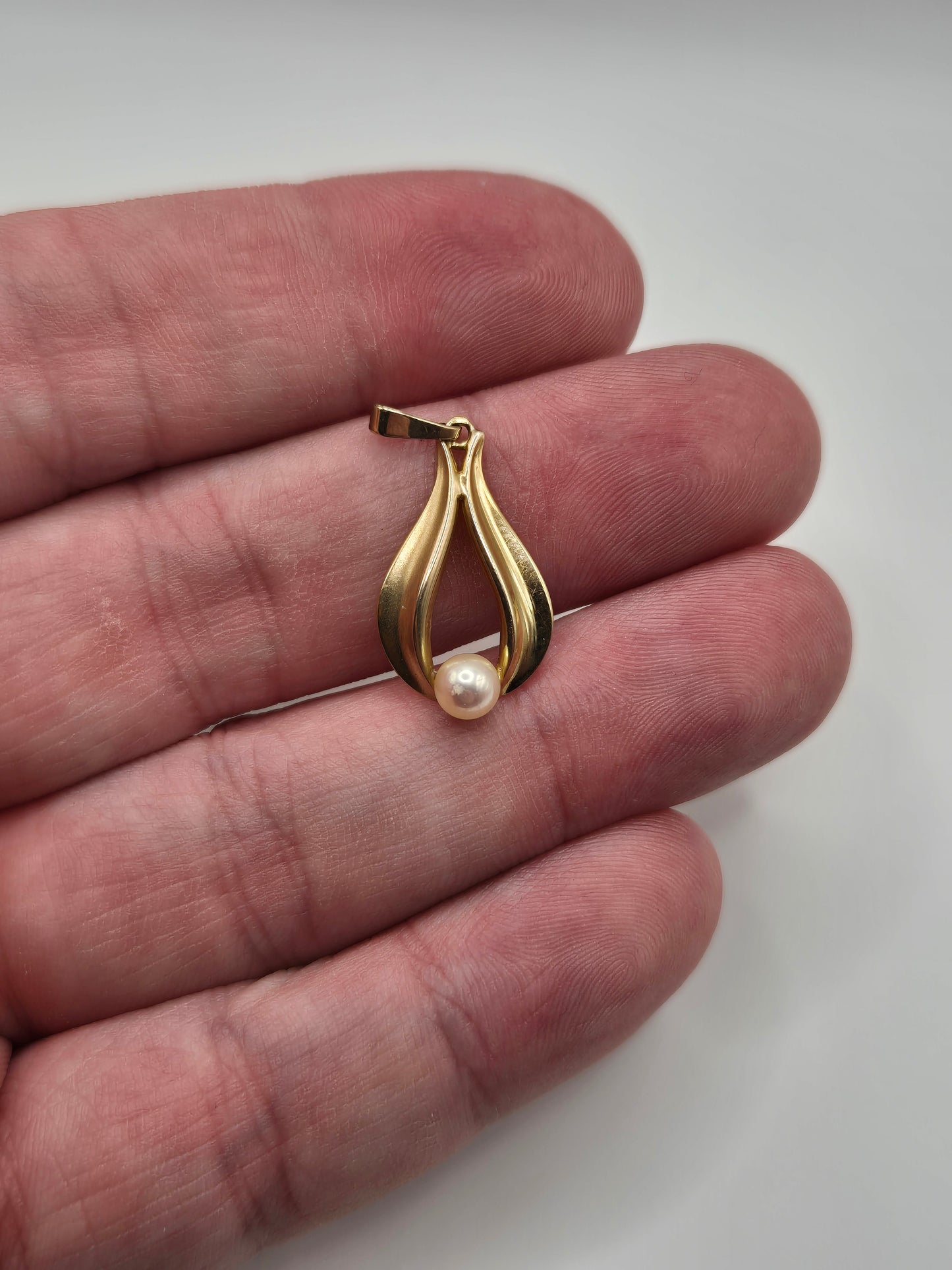 9ct gold pearl pendant